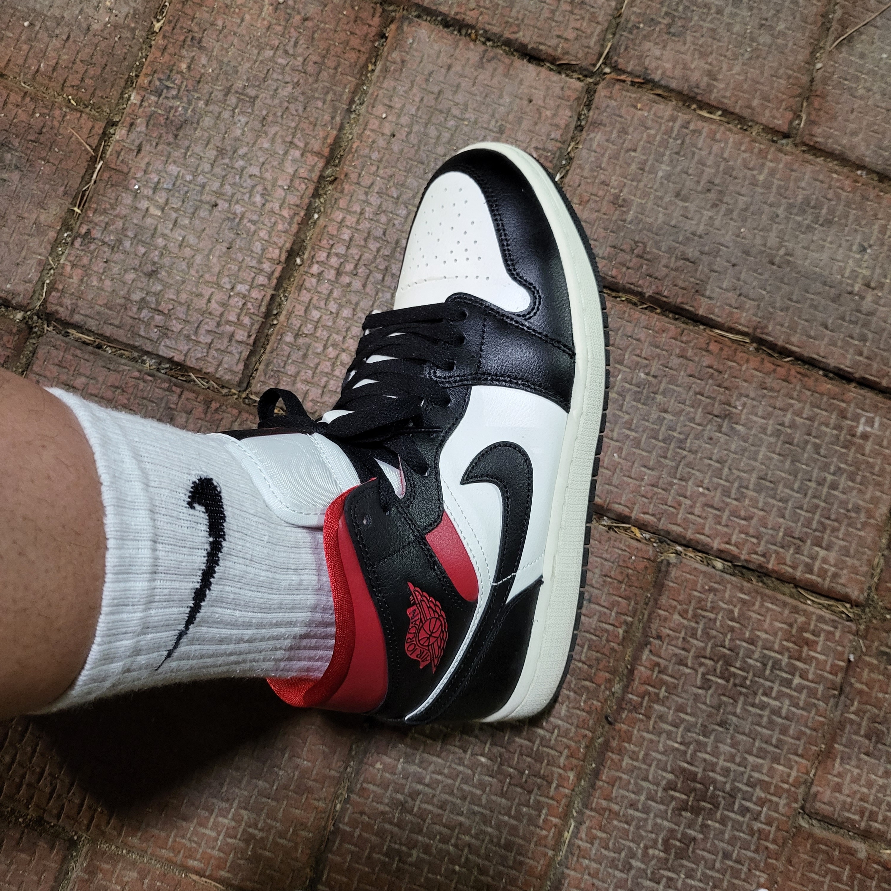 (W) Jordan 1 Mid Black Gym Red 착용 스타일 - 4