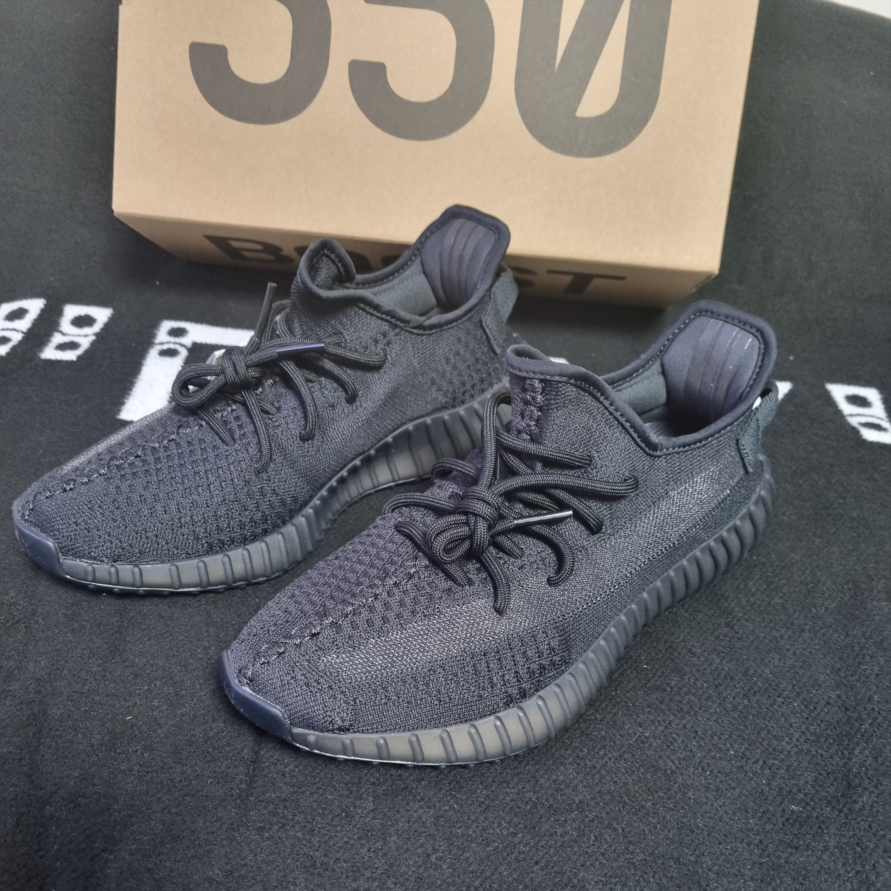 Adidas Yeezy Boost 350 V2 Onyx 착용 스타일 - 1