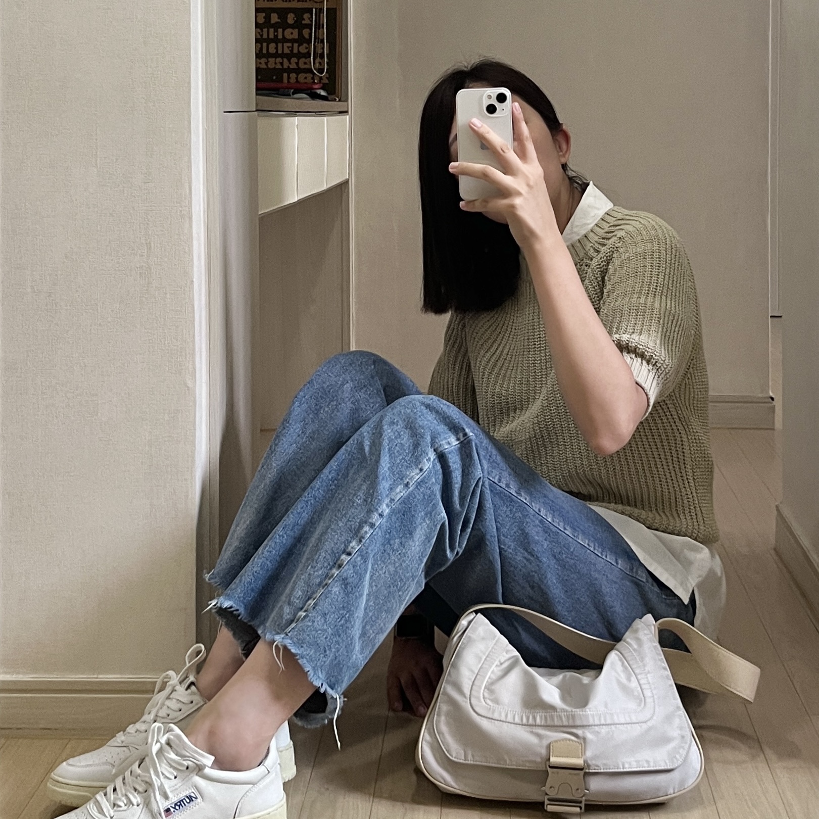 (W) Autry Medalist Low Goatskin Sneakers White 착용 스타일 - 1