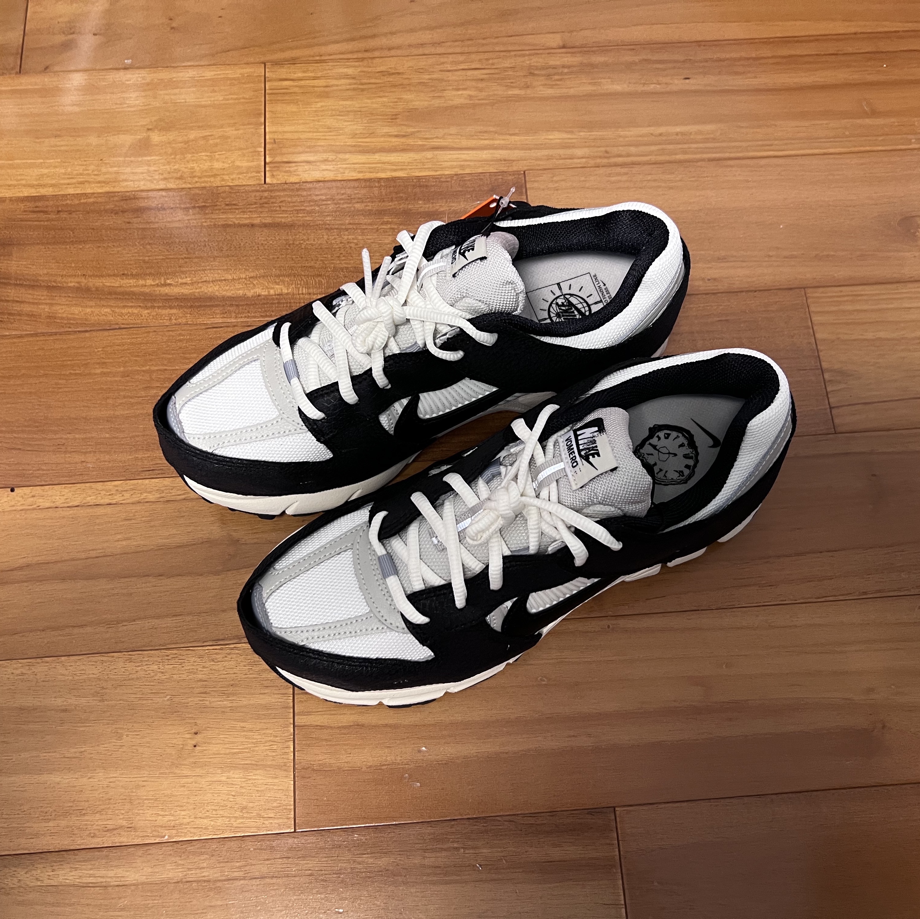 (W) Nike Zoom Vomero 5 Wolf Grey and Black 착용 스타일