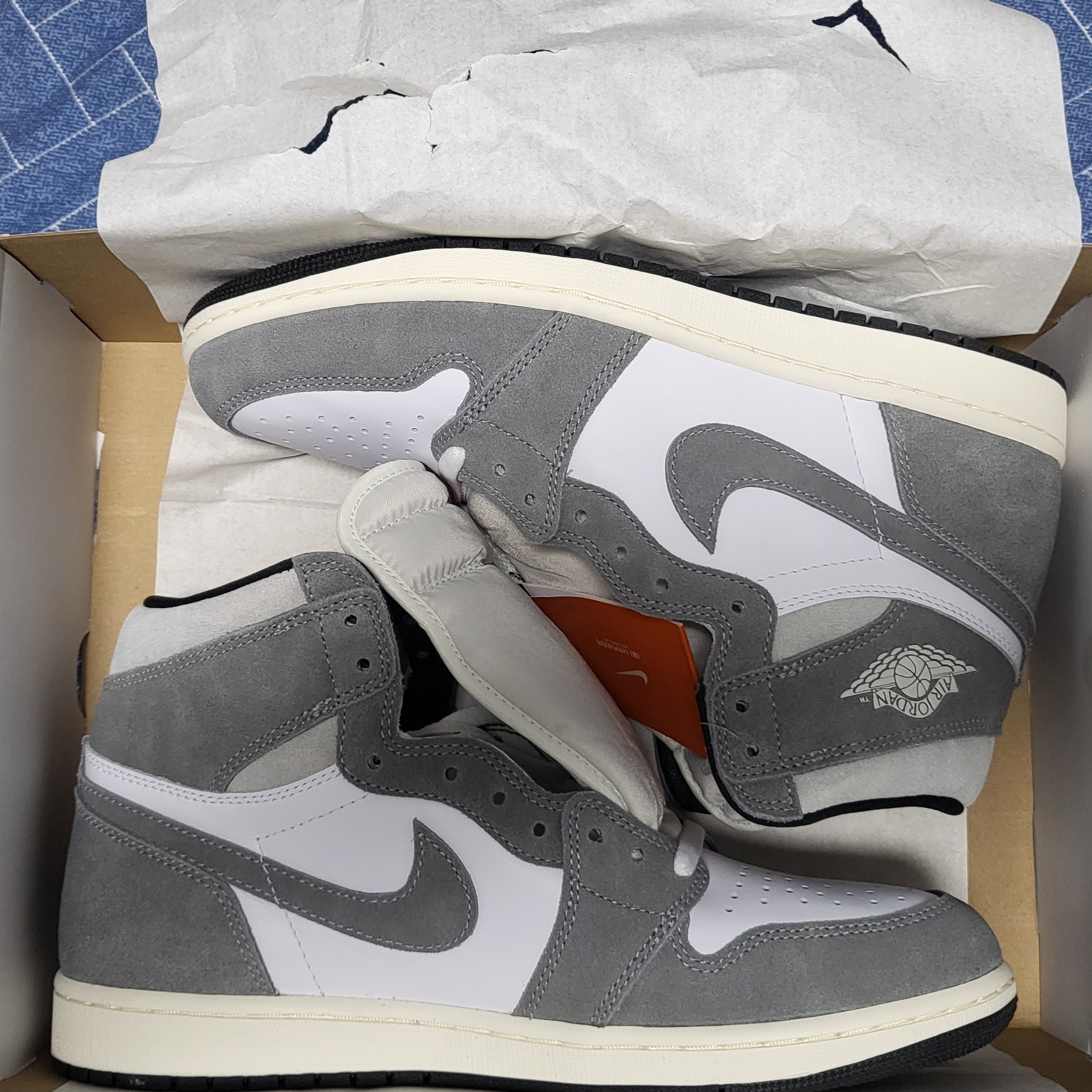 Jordan 1 Retro High OG Black and Smoke Grey 착용 스타일