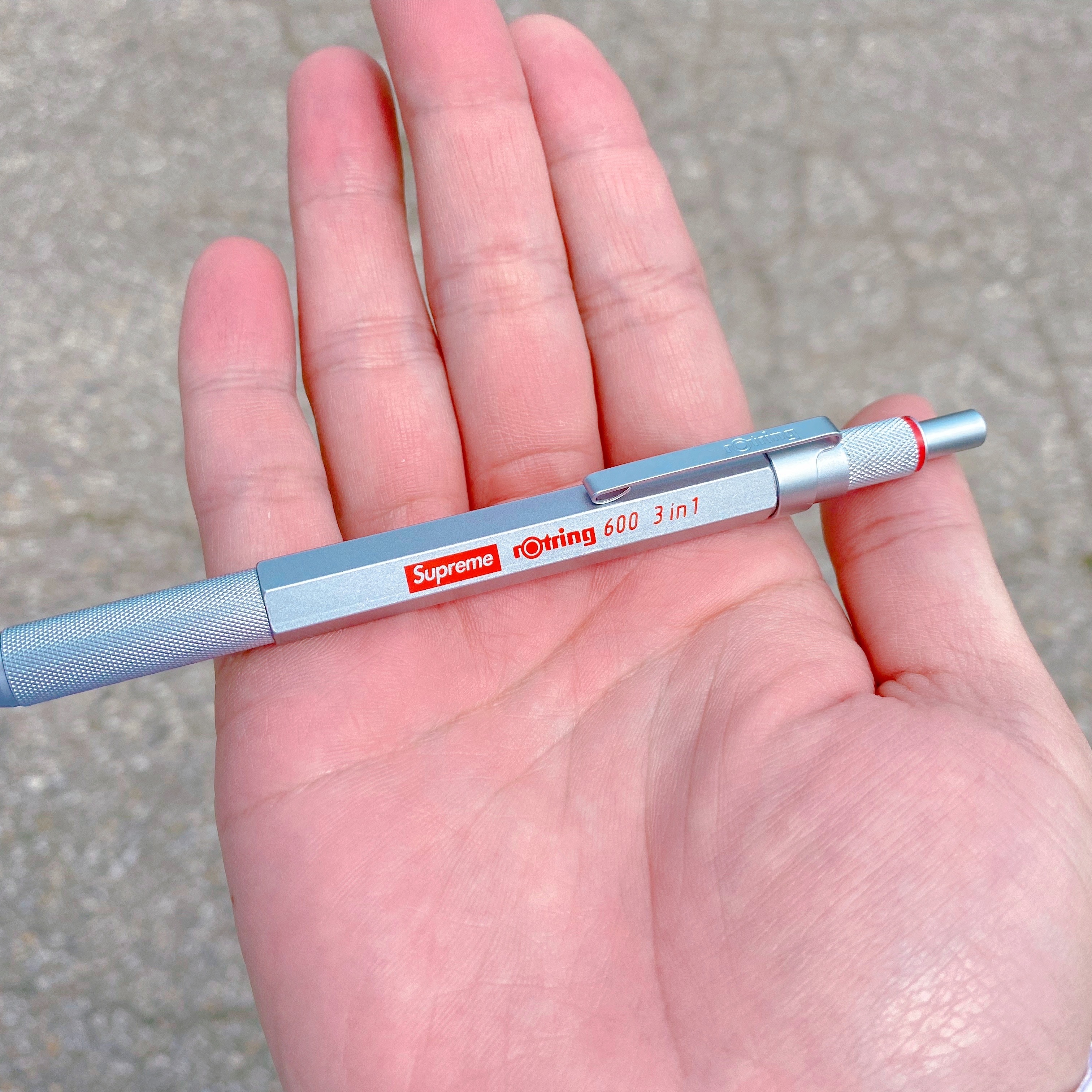 Supreme x Rotring 600 3-in-1 Silver - 23SS 착용 스타일