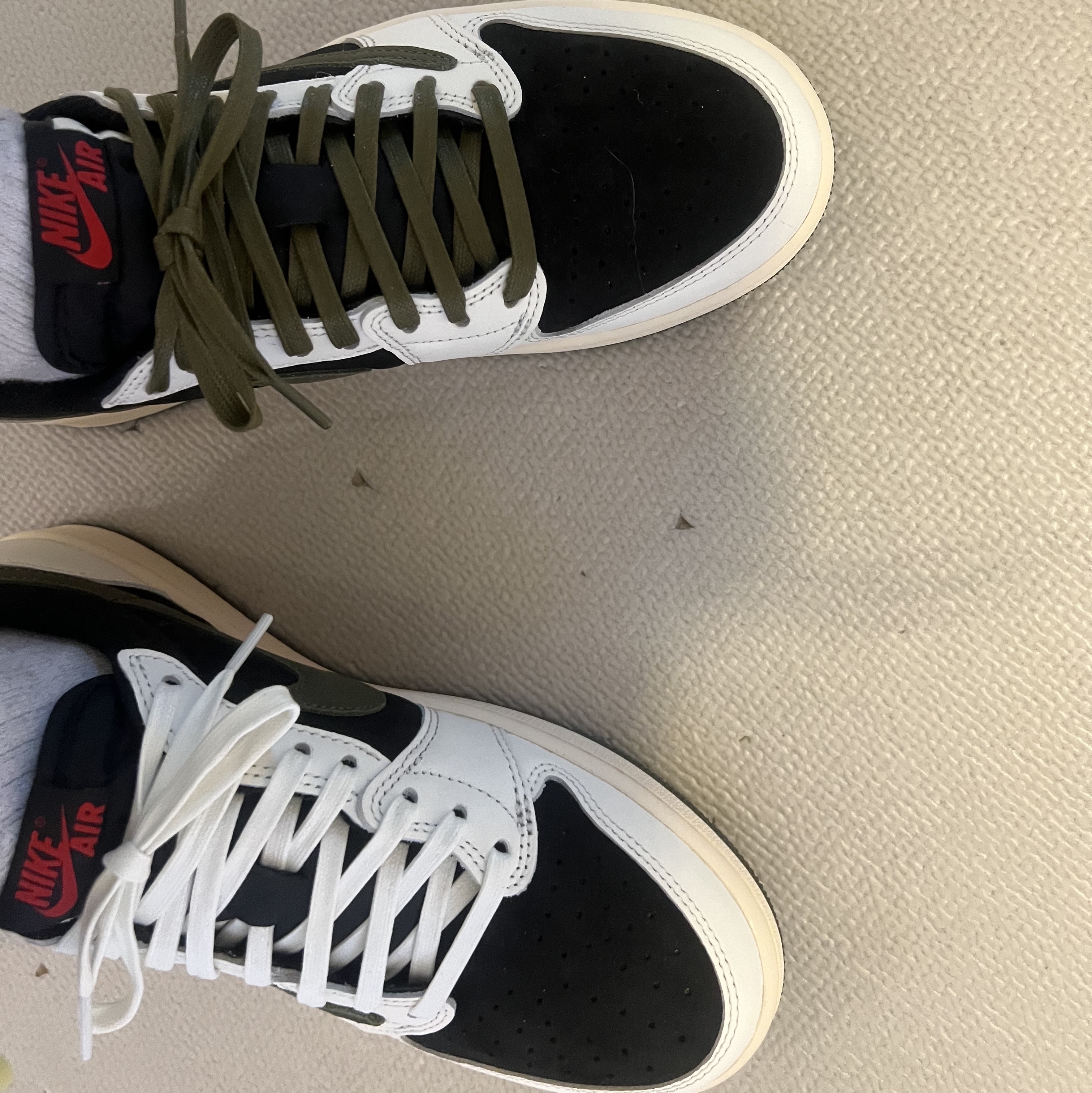 (W) Jordan 1 x Travis Scott Retro Low OG SP Medium Olive 착용 스타일 - 4