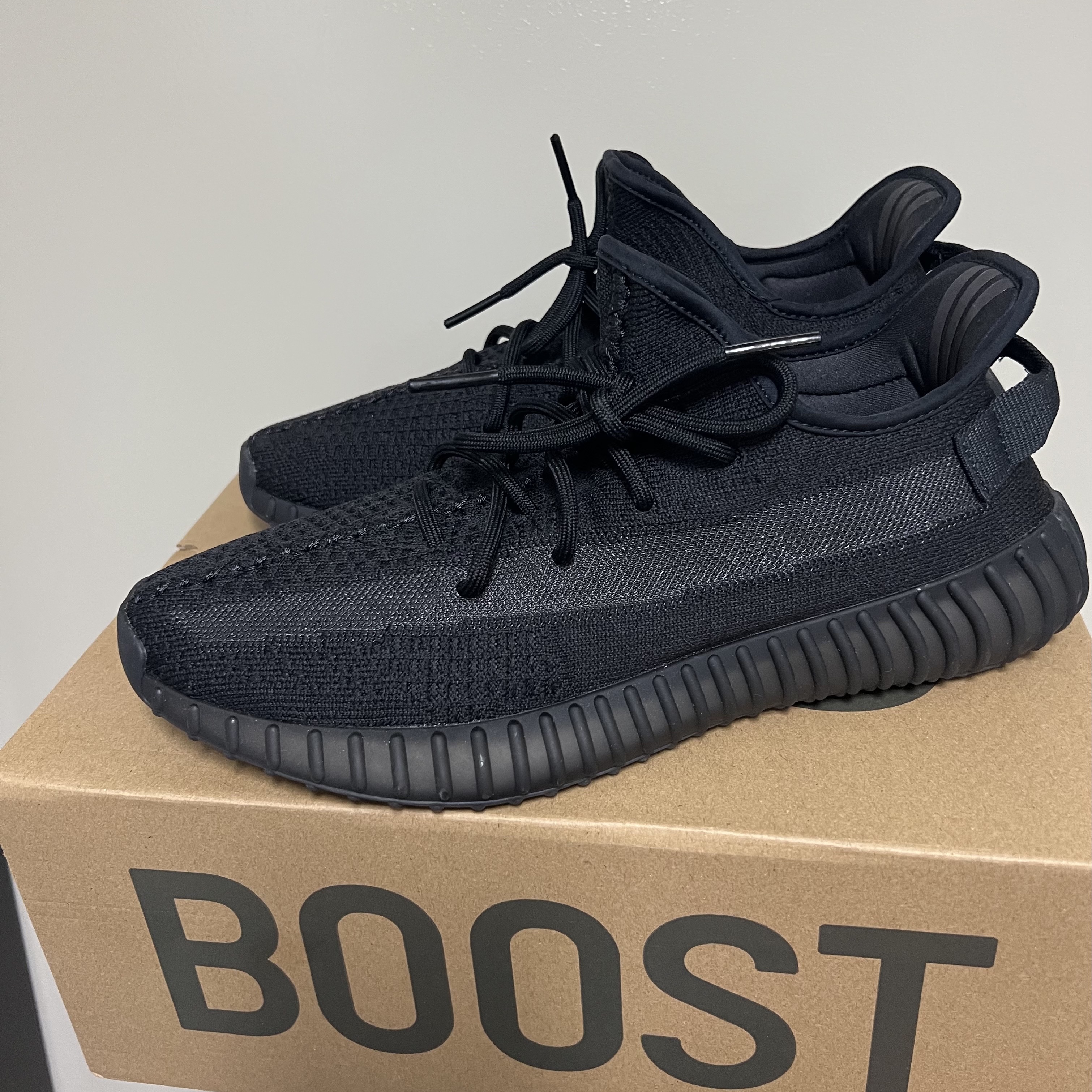 Adidas Yeezy Boost 350 V2 Onyx 착용 스타일 - 2