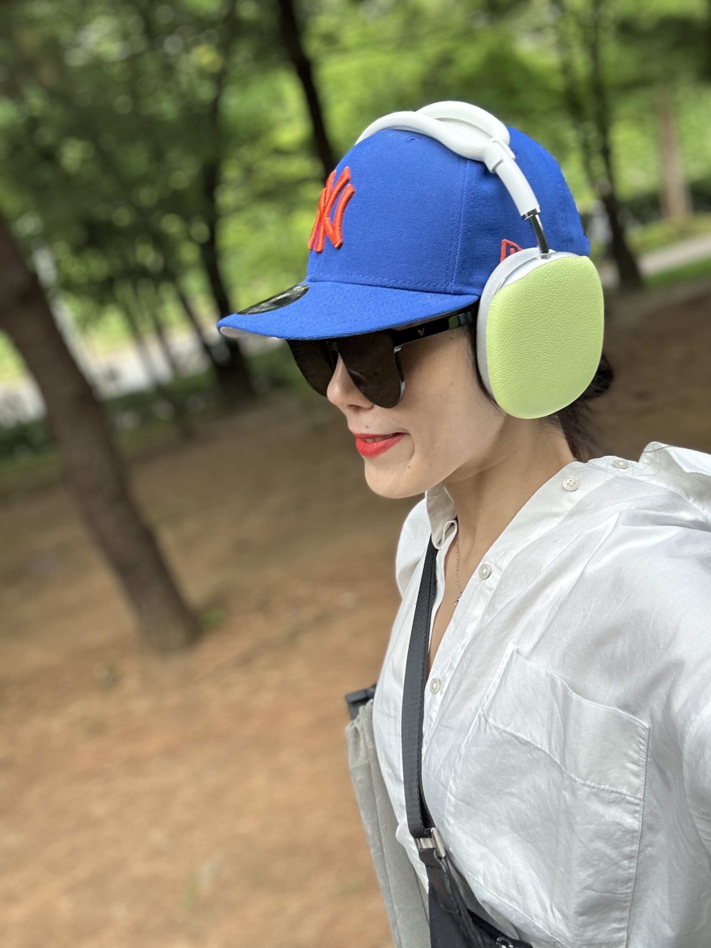 아디다스 이지 부스트 700 이너시아, 애플 에어팟 맥스 라이트닝 실버 (국내 정식 발매 제품) 착용 스타일 - 4