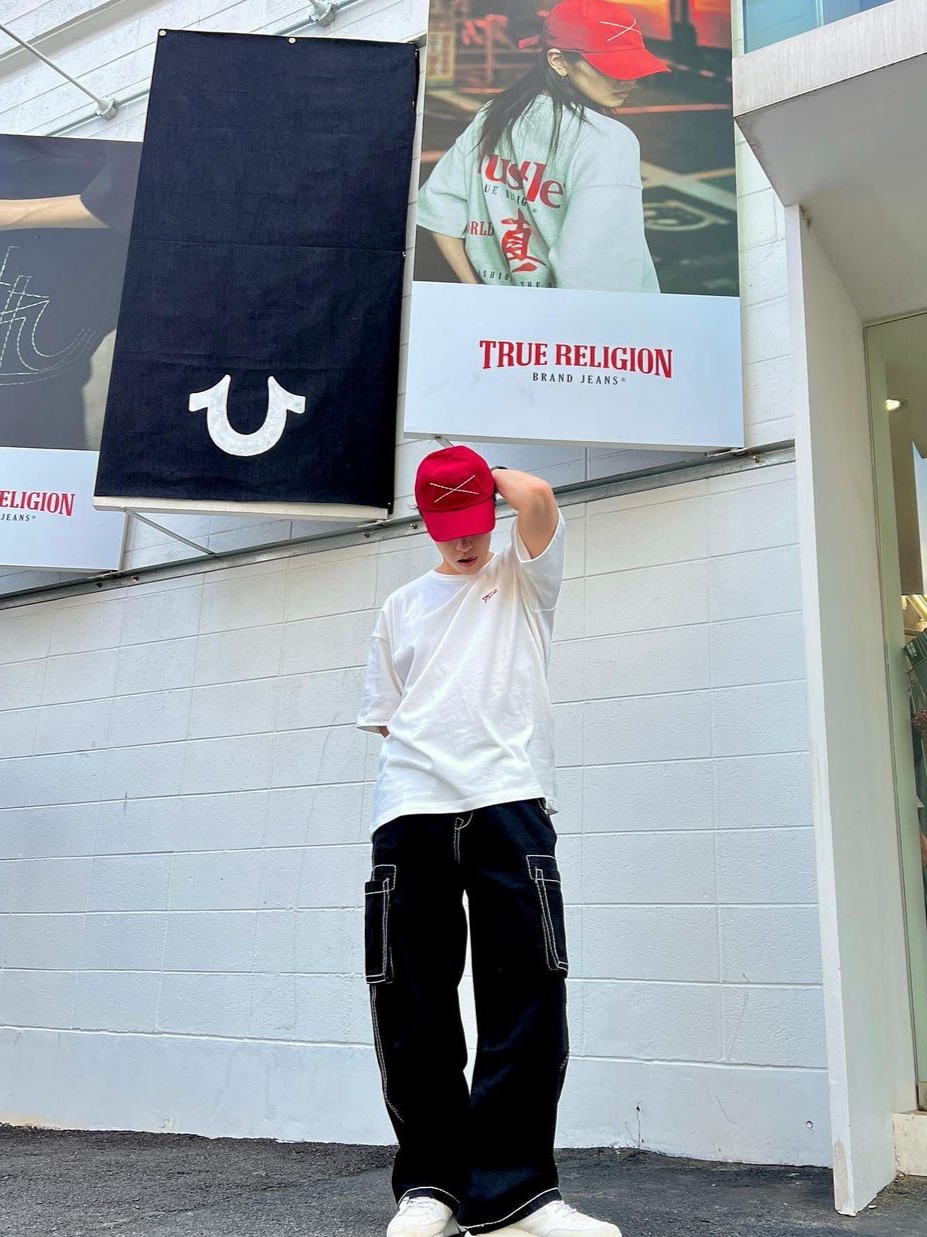 True Religion Vision Logo T-Shirt Melange Grey, True Religion X Stitch Cap Red 착용 스타일 - 2