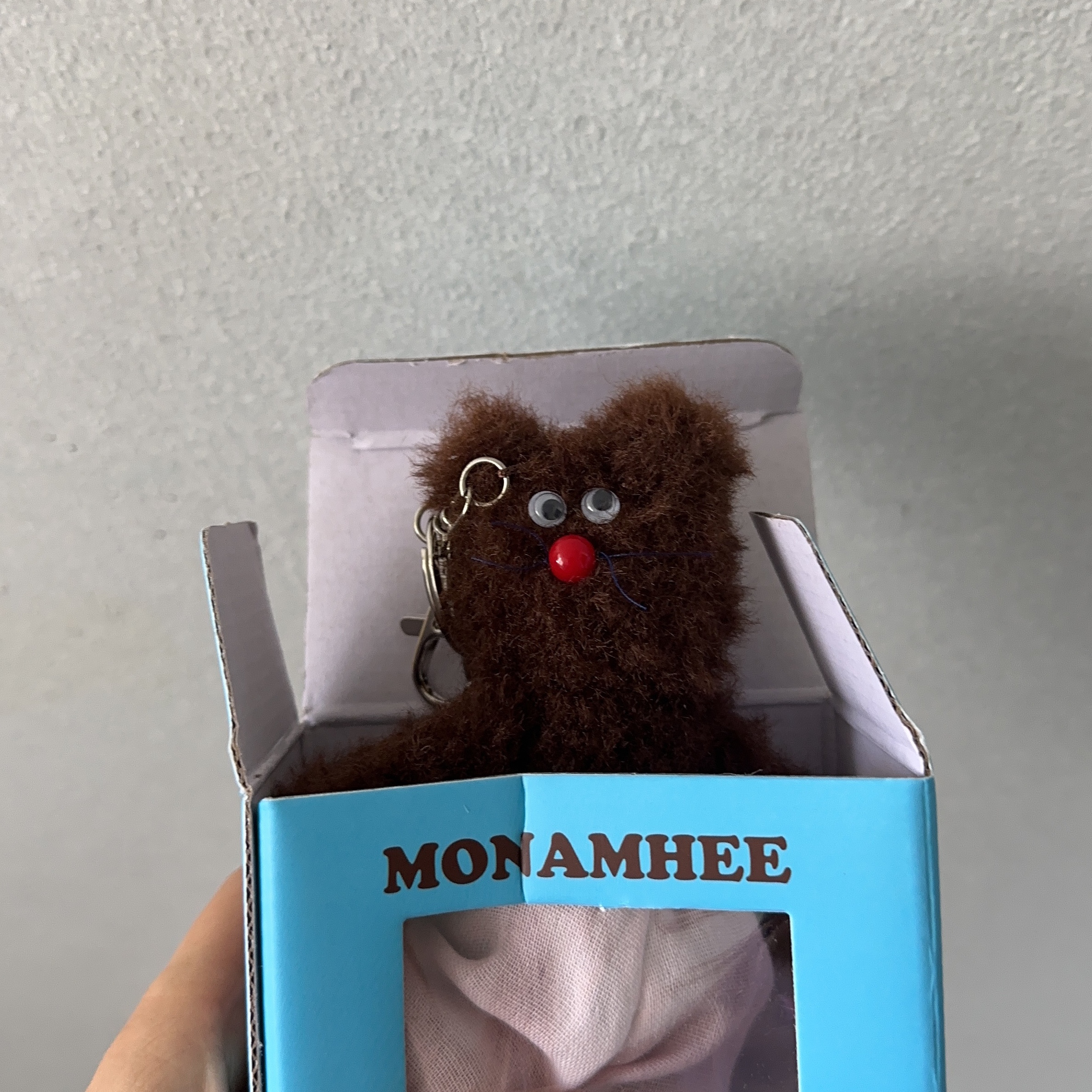 [KREAM 단독] Monamhee Bred Keyring with Pink Pants Brown 착용 스타일