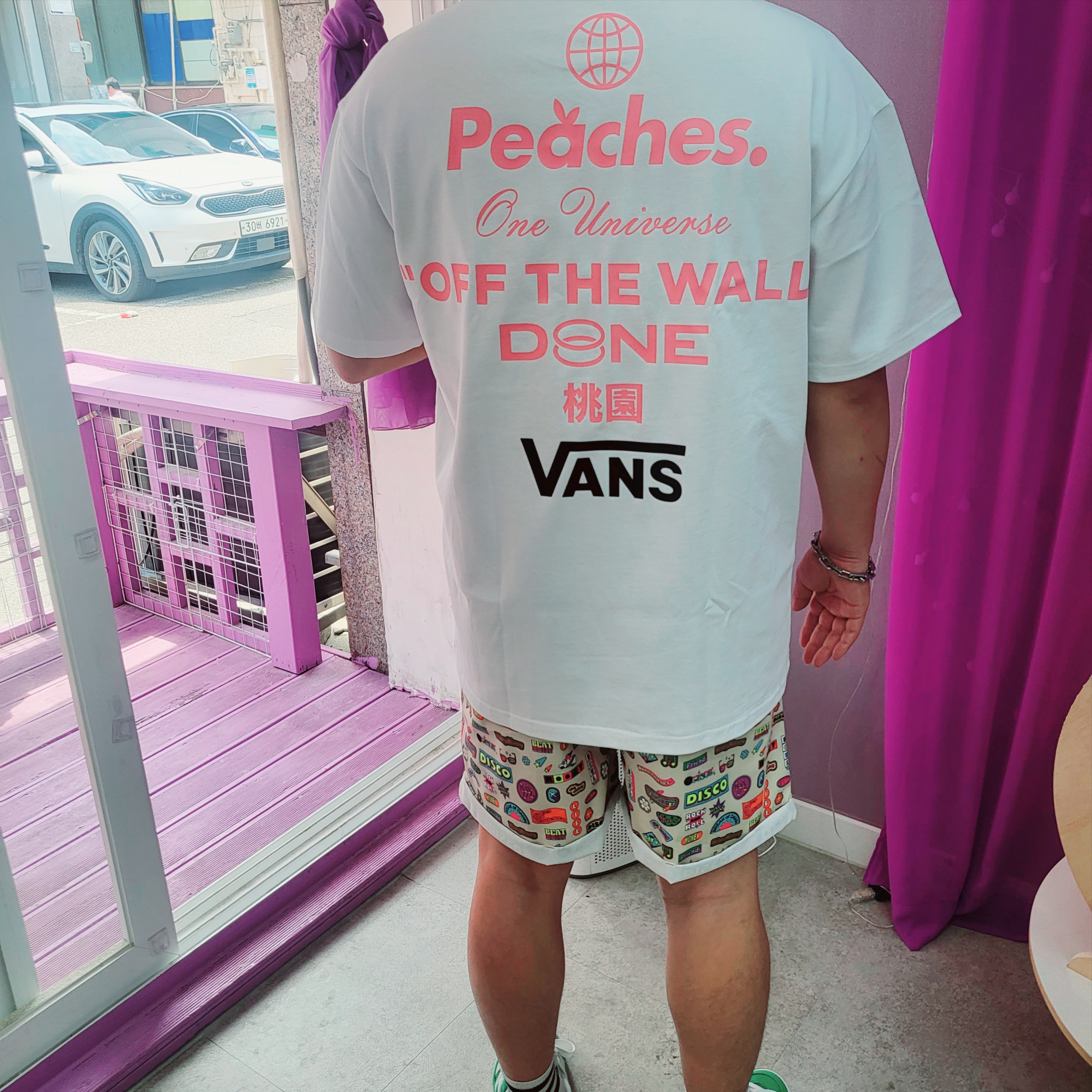 Vans x Peaches. Staple S/S T-Shirt White, Louis Vuitton Monogram Chain Bracelet Silver 착용 스타일