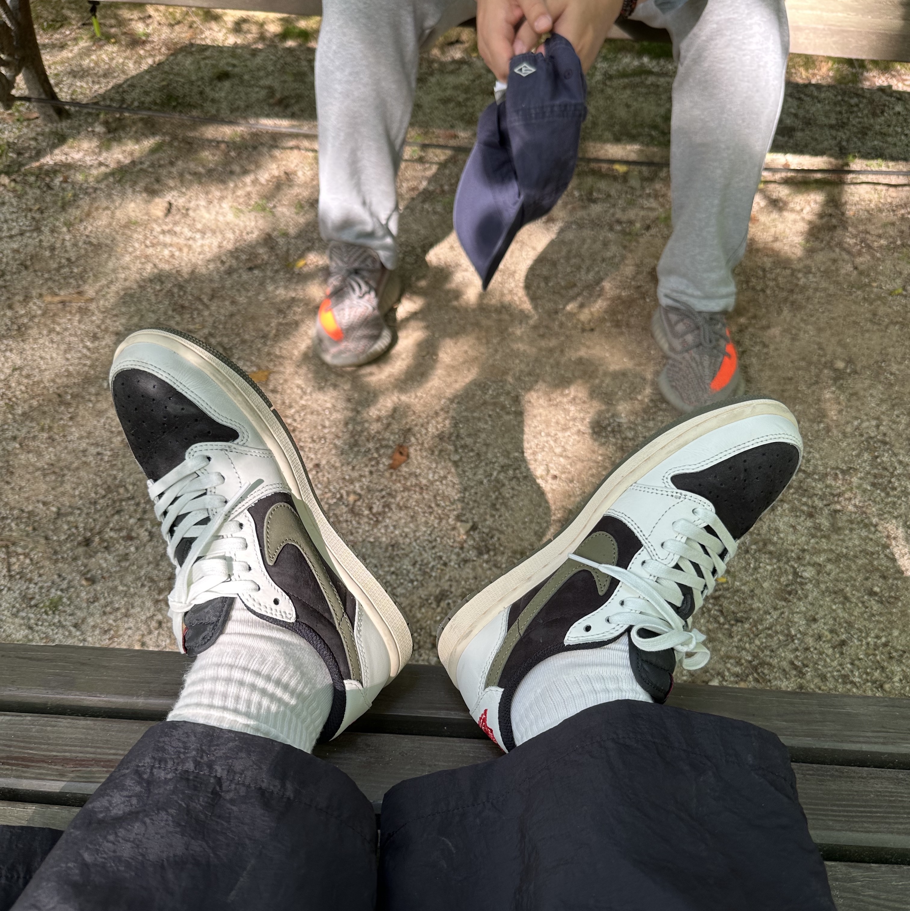 (W) Jordan 1 x Travis Scott Retro Low OG SP Medium Olive, Adidas Yeezy Boost 350 V2 Beluga - Reflective 착용 스타일