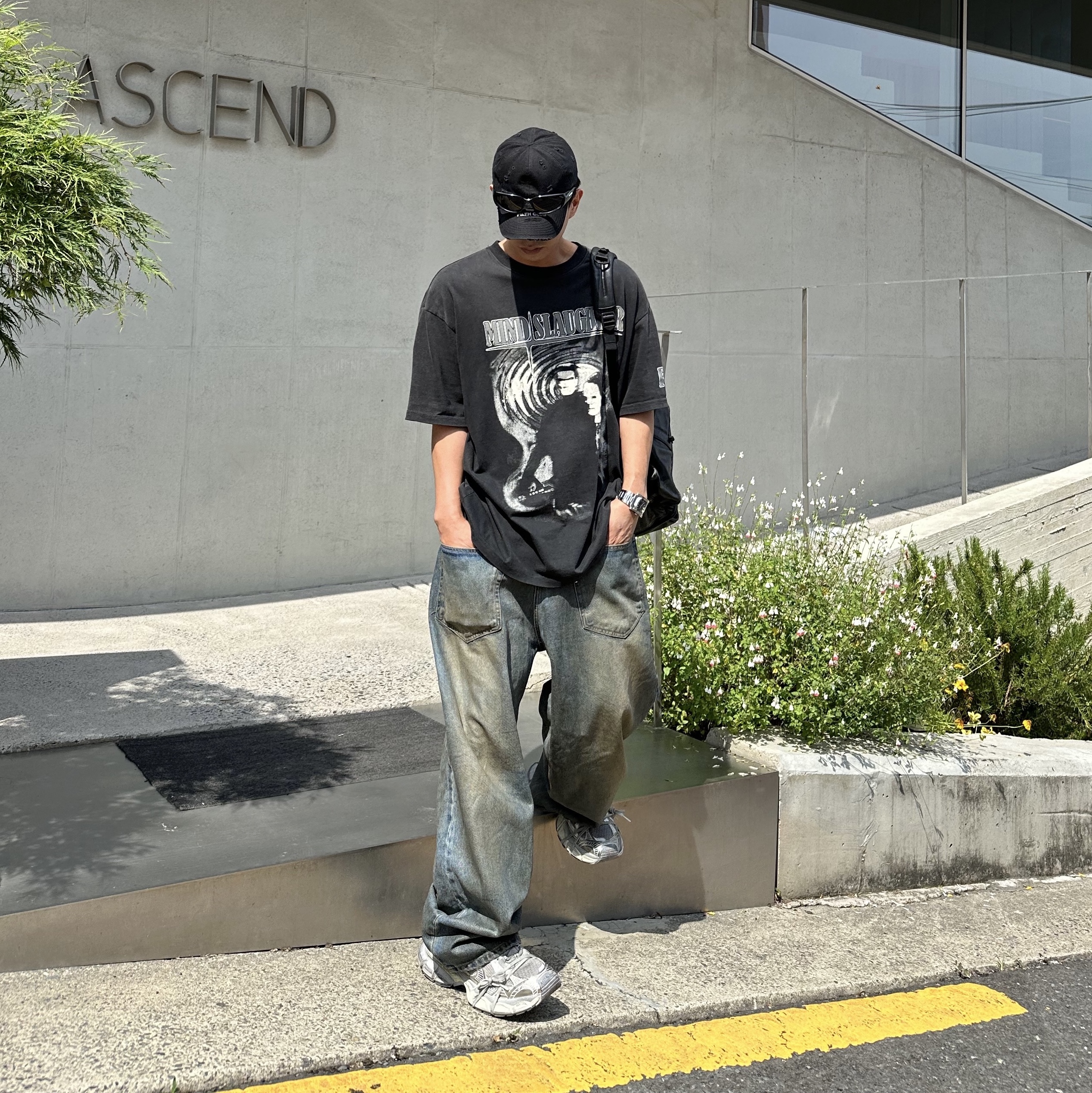 Balenciaga 3XL Sneakers Light Beige, Project G/R Coated Backward Denim Pants Blue 착용 스타일