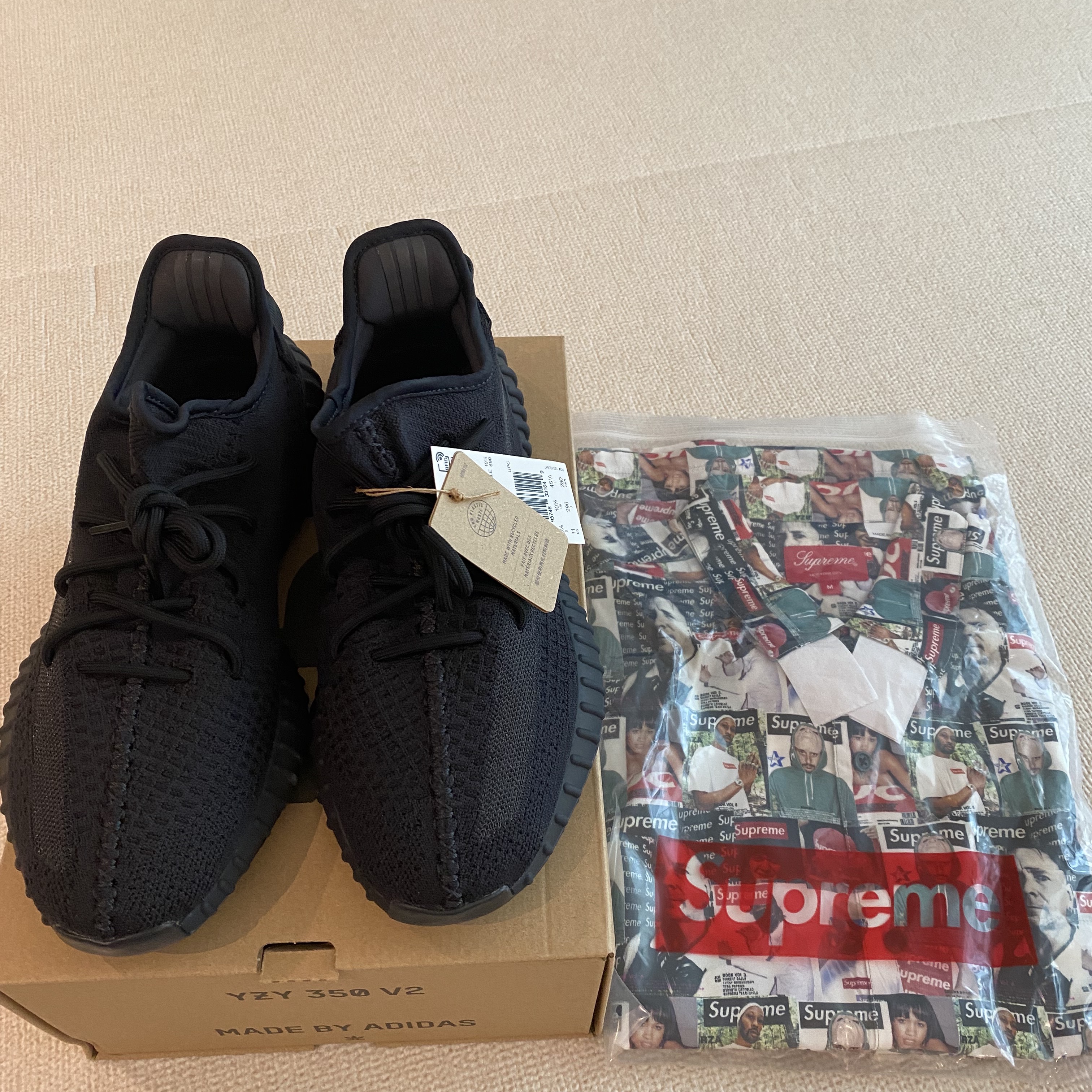 Adidas Yeezy Boost 350 V2 Onyx, Supreme Magazine S/S Shirt Multicolor - 23SS 착용 스타일