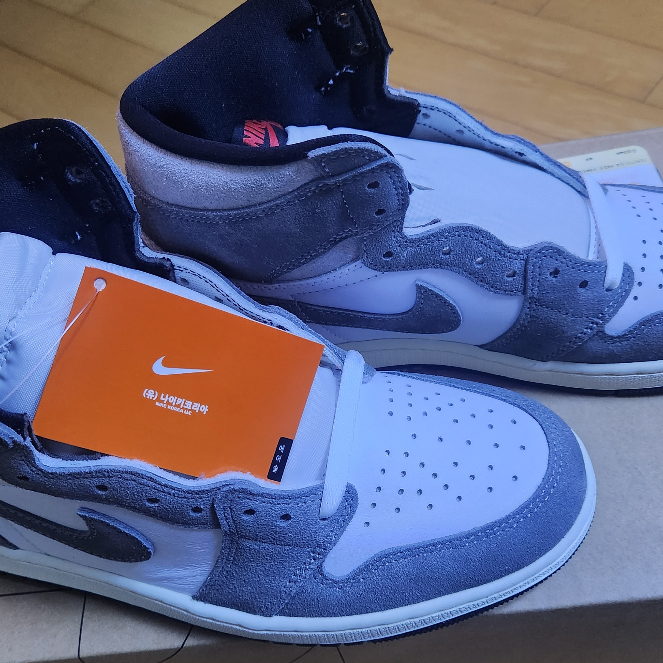 Jordan 1 Retro High OG Black and Smoke Grey 착용 스타일 - 4