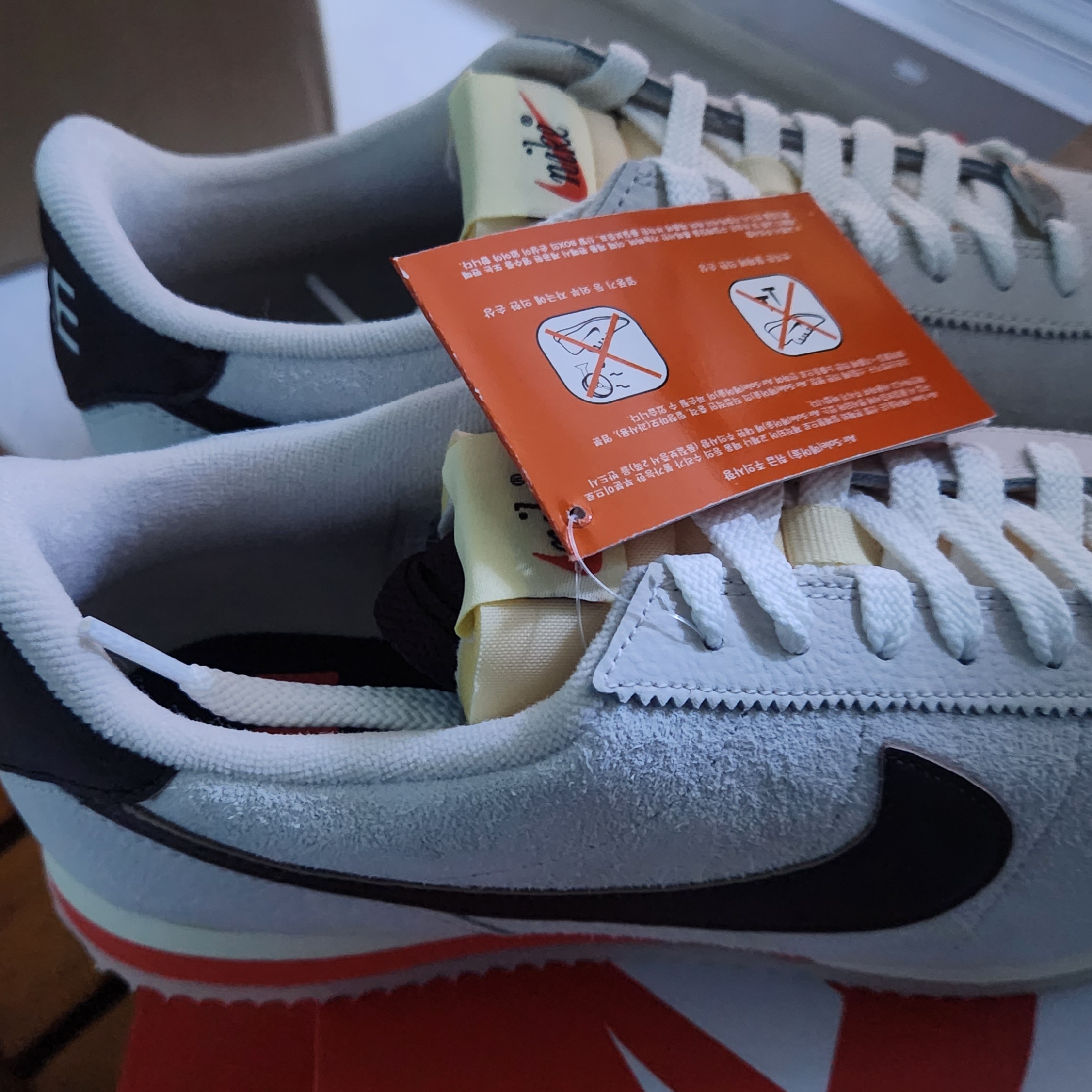 (W) Nike Cortez 23 Orewood Brown and Earth 착용 스타일 - 3