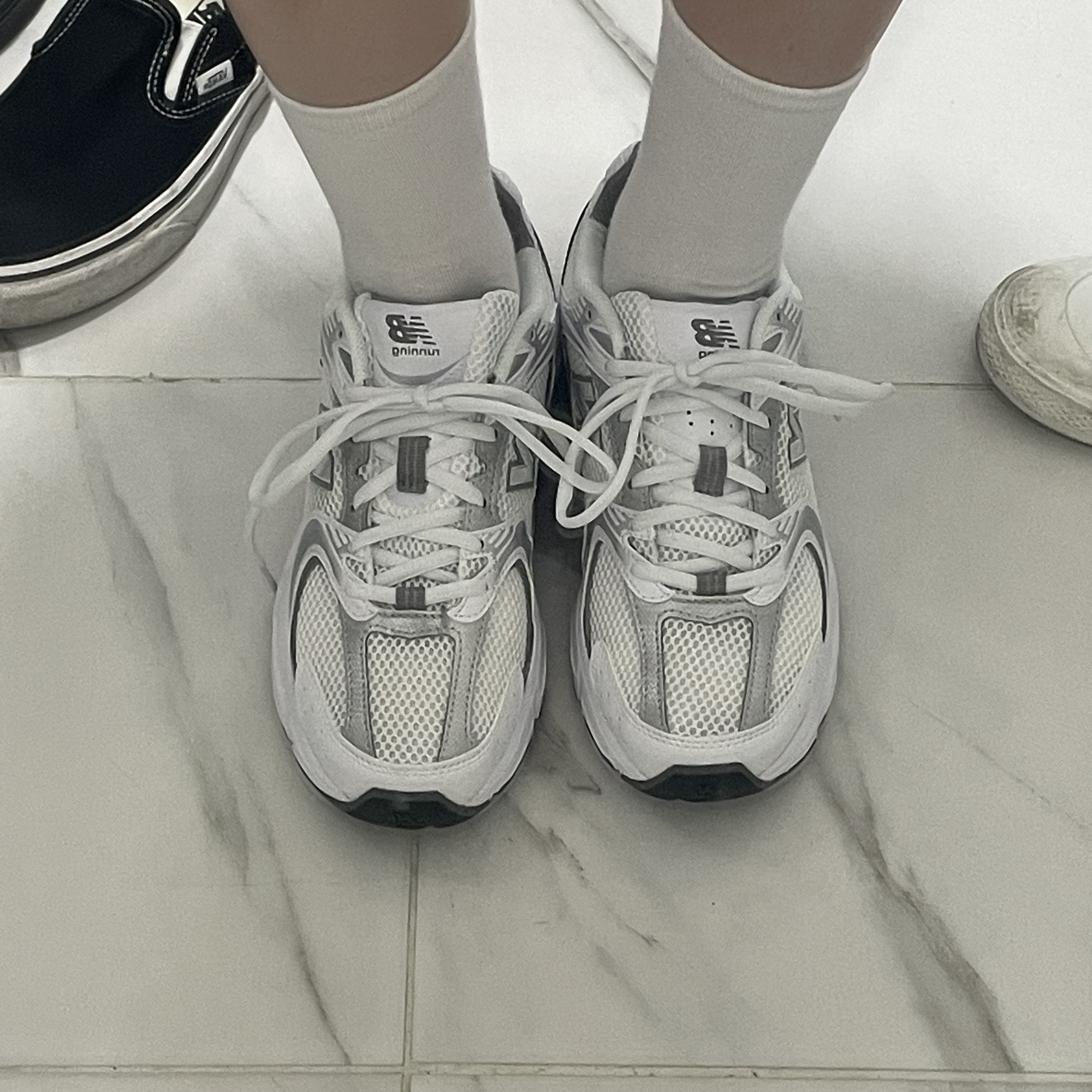 New Balance 530 White Silver 착용 스타일