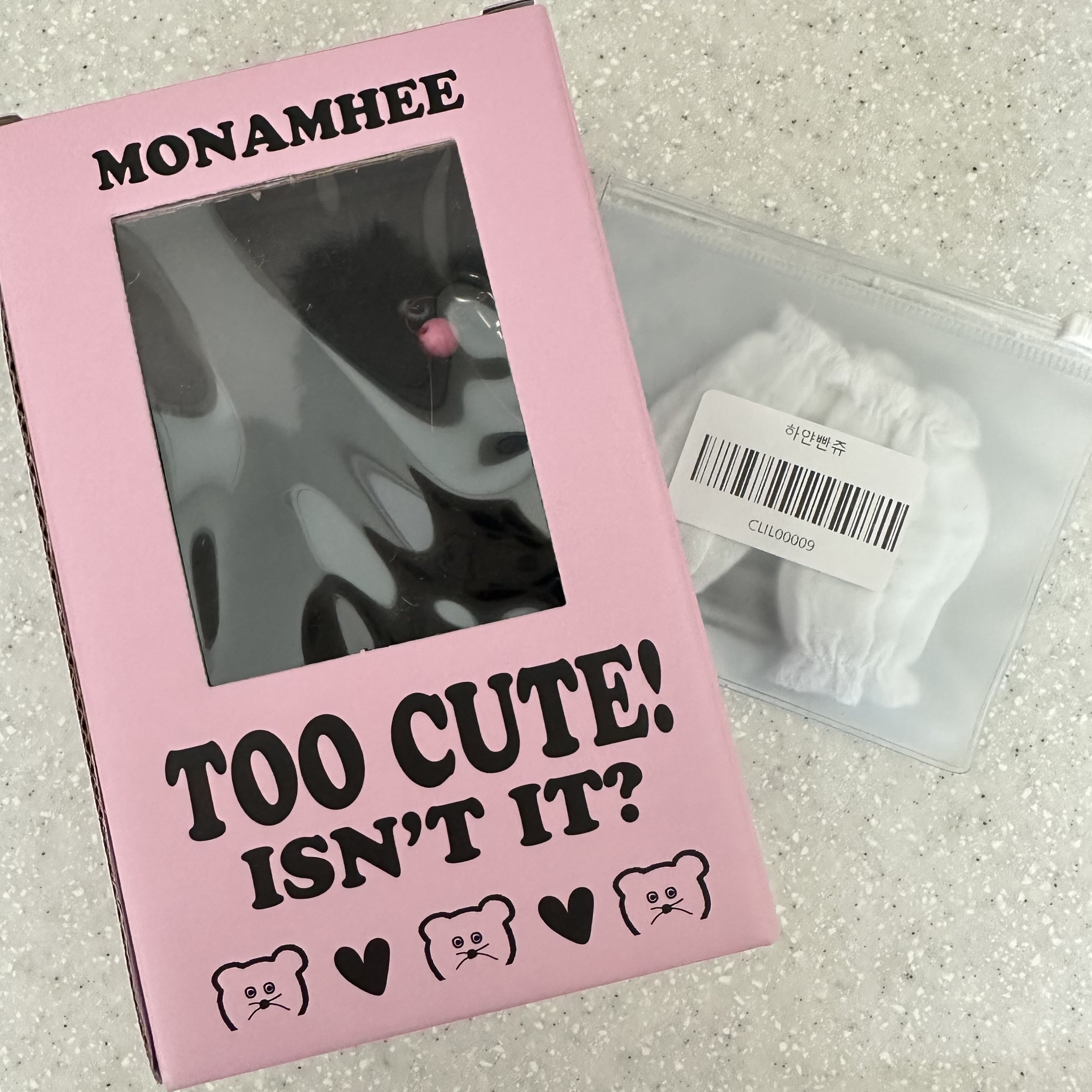 [KREAM 단독] Monamhee Beulpingi Keyring with White Pants Black 착용 스타일