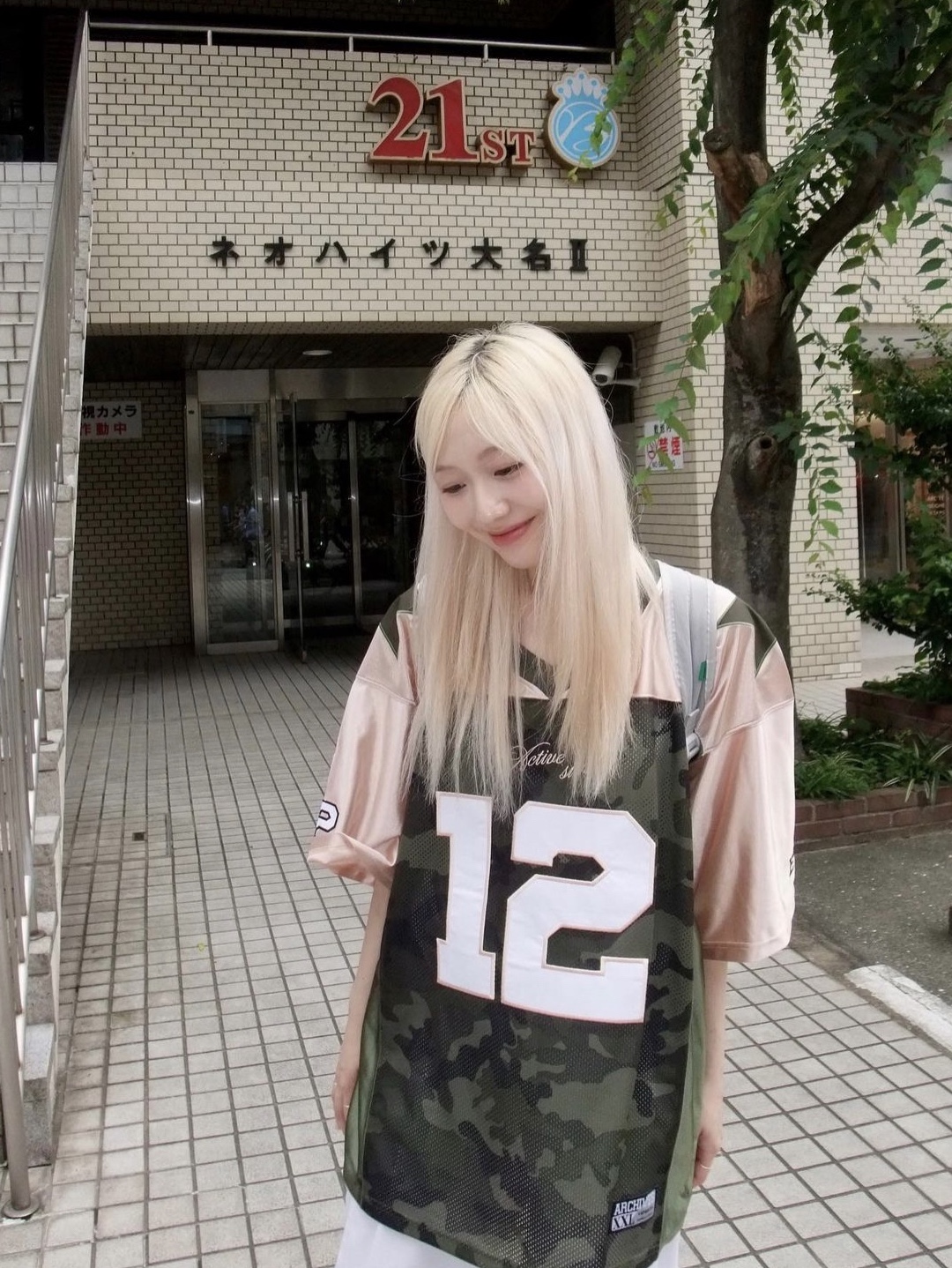 2000Archives Football T-Shirt Coral Camo 착용 스타일 - 2