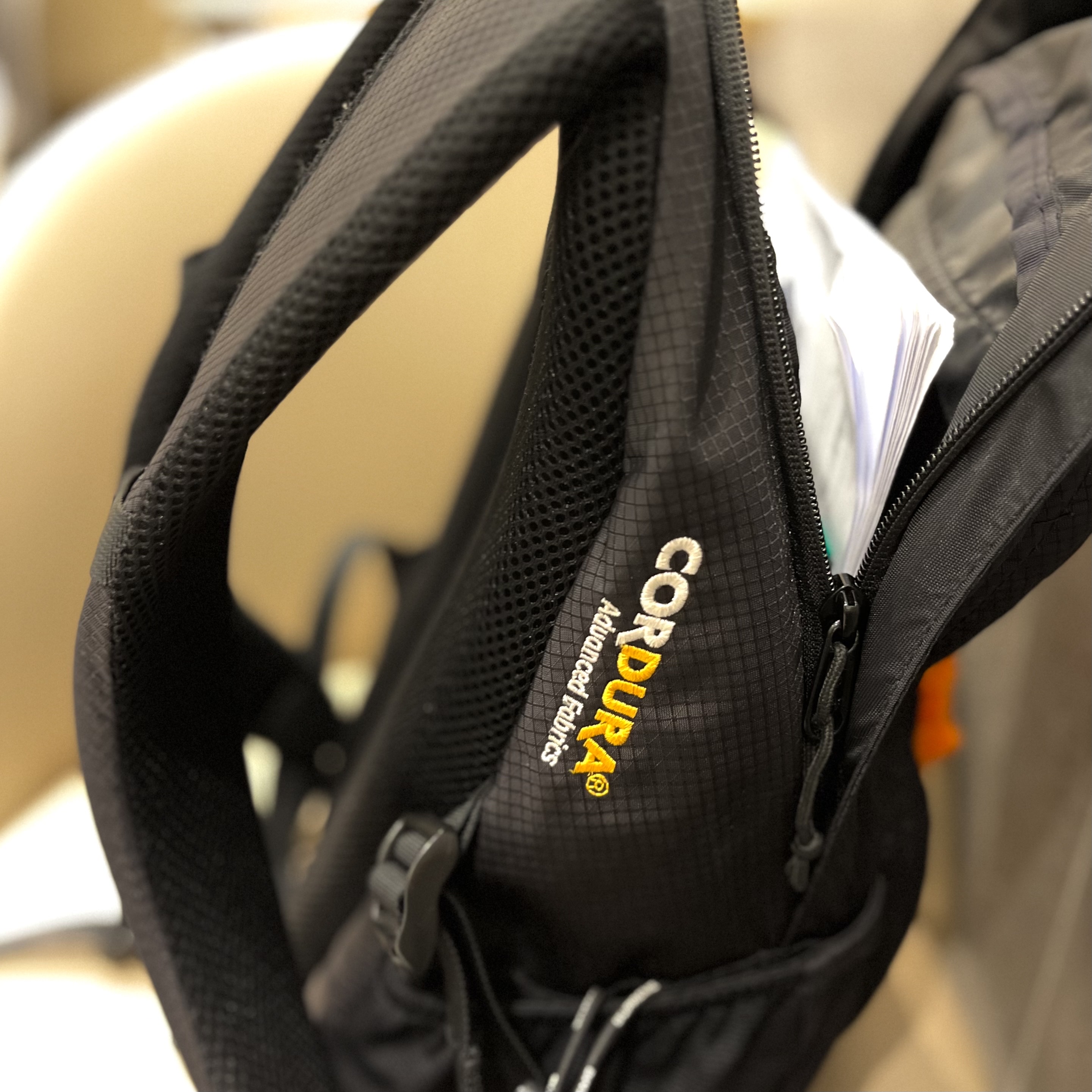 Supreme Backpack Black - 22SS 착용 스타일