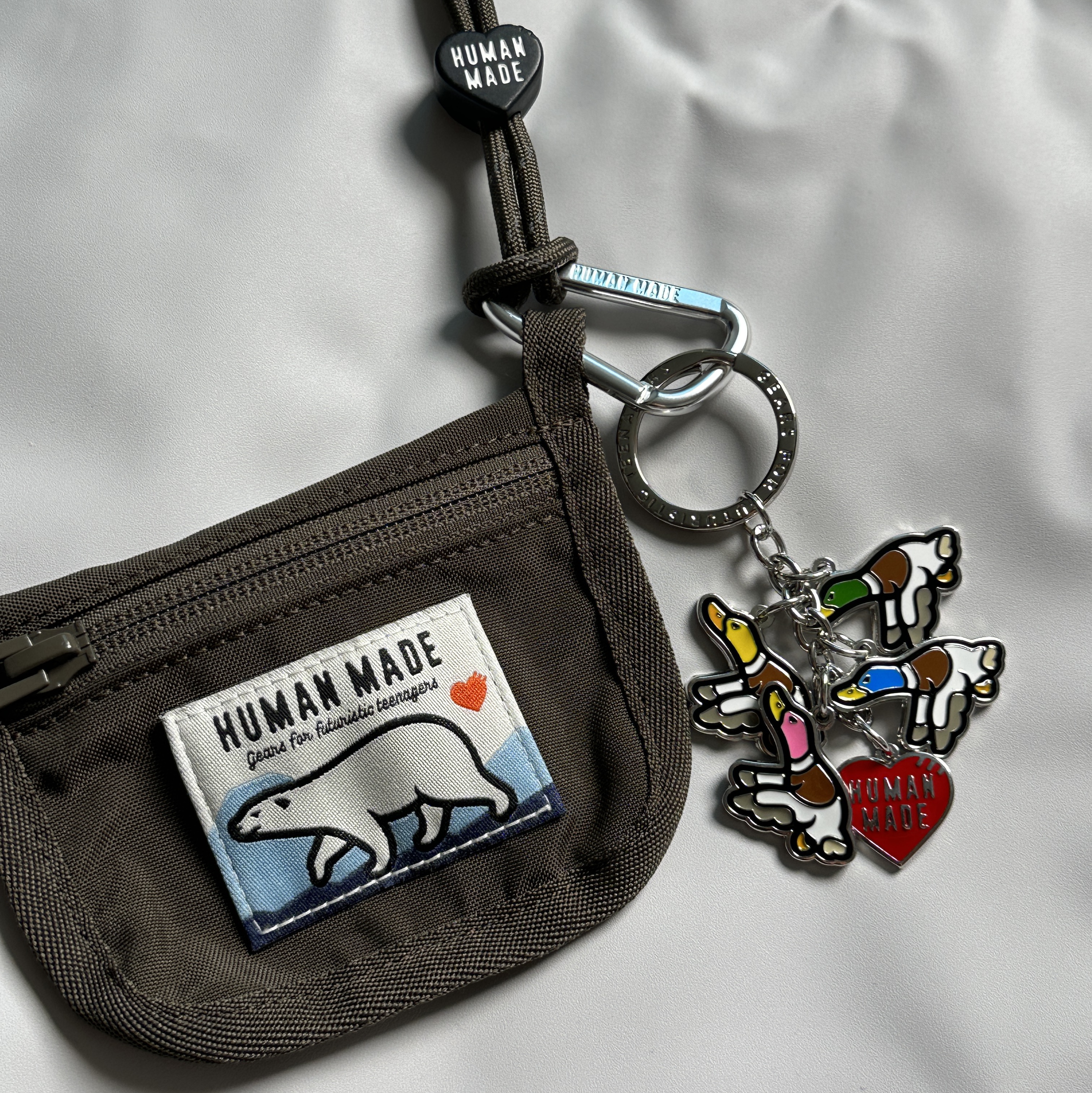 Human Made Flying Duck Keyring Silver, Human Made Nylon Card Case Olive Drab 착용 스타일
