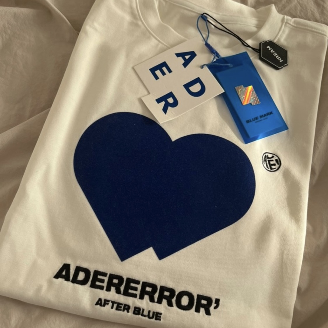 Ader Error Twin Heart Logo T-Shirt White, Maison Mihara Yasuhiro Peterson OG Sole Canvas Low Sneakers Black 착용 스타일 - 1