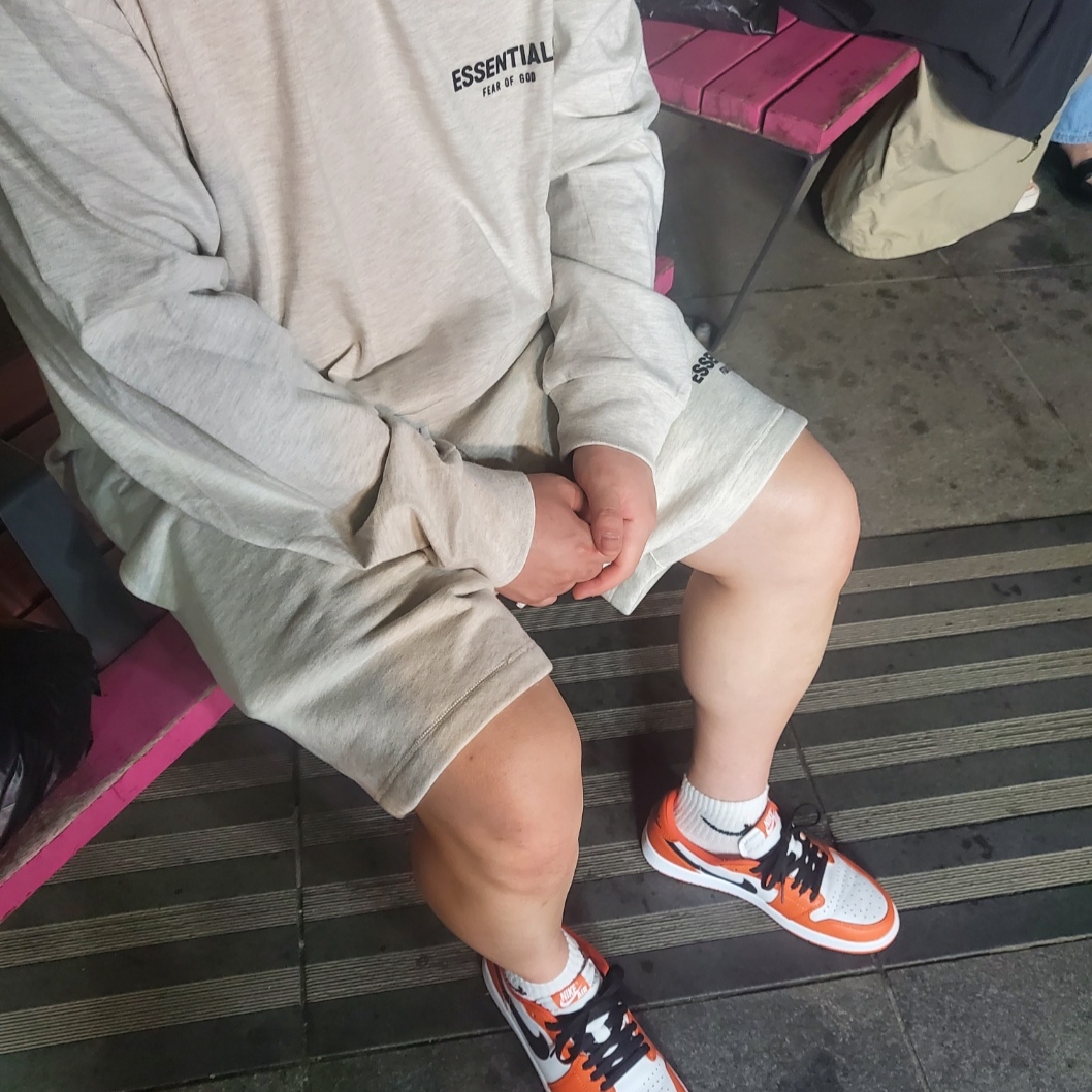 Jordan 1 Low OG Starfish, Essentials The Core Collection Long Sleeve T-Shirt Light Oatmeal 착용 스타일