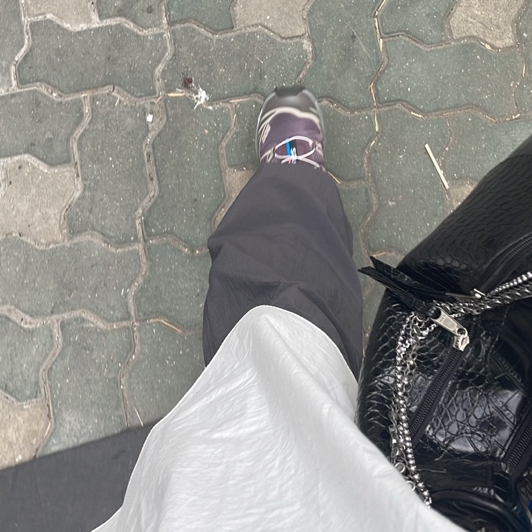 Salomon XT-6 Moonscape Plum Kitten, COS Quilted Mini Bag Black 착용 스타일 - 3
