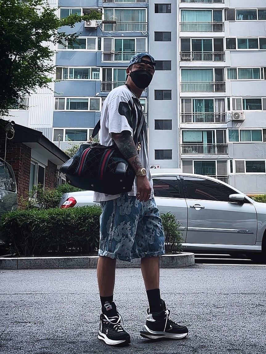 Supreme Flames Jacquard Denim Camp Cap Washed Indigo - 23SS, Supreme Flames Jacquard Baggy Denim Shorts Washed Indigo - 23SS 착용 스타일 - 1
