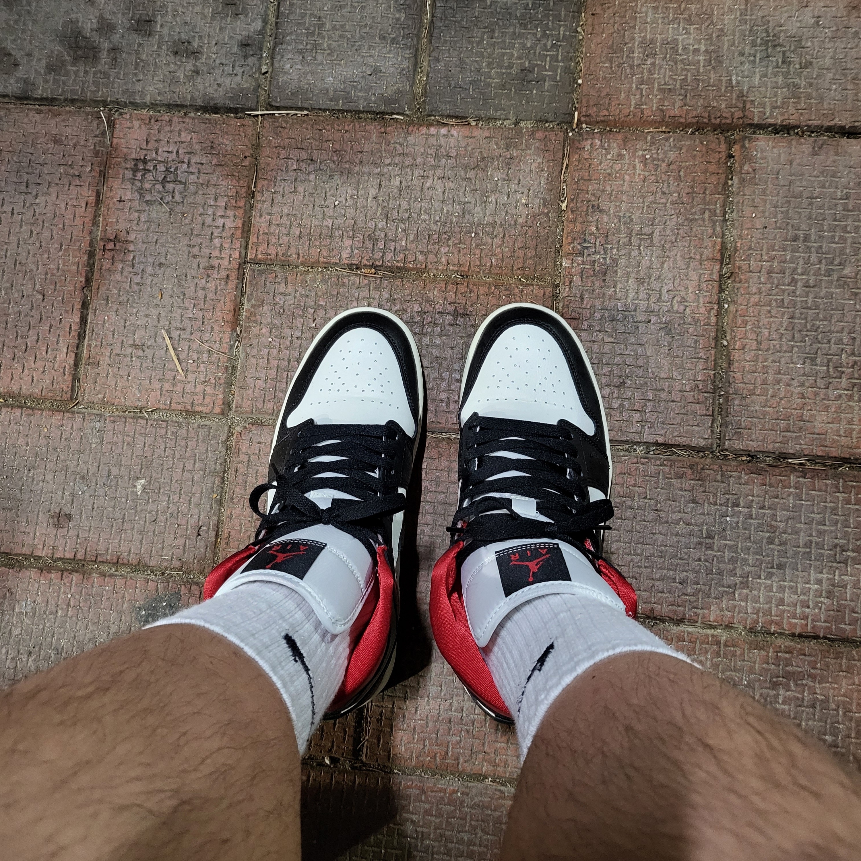 (W) Jordan 1 Mid Black Gym Red 착용 스타일 - 3