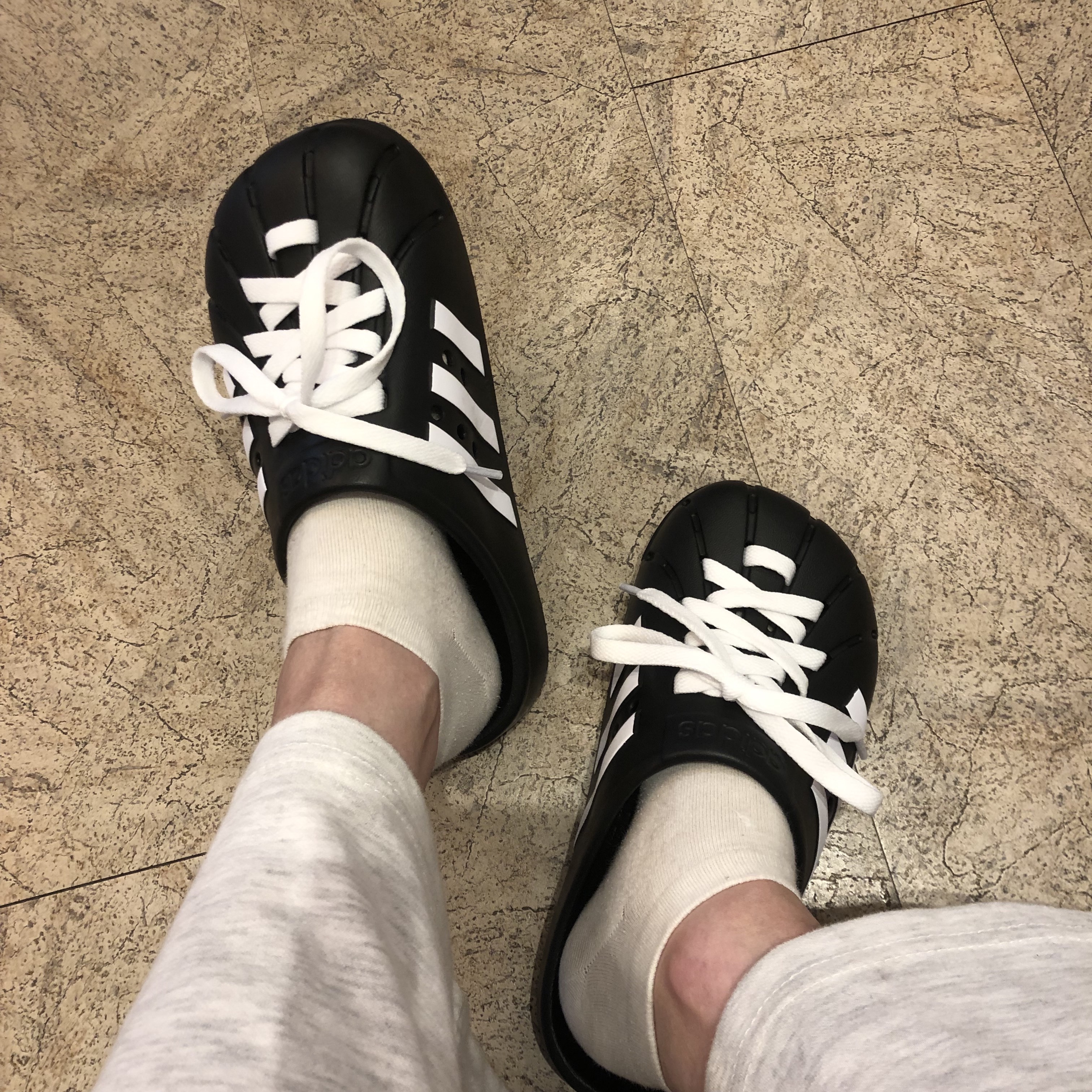 Adidas Adilette Clog Black White 착용 스타일