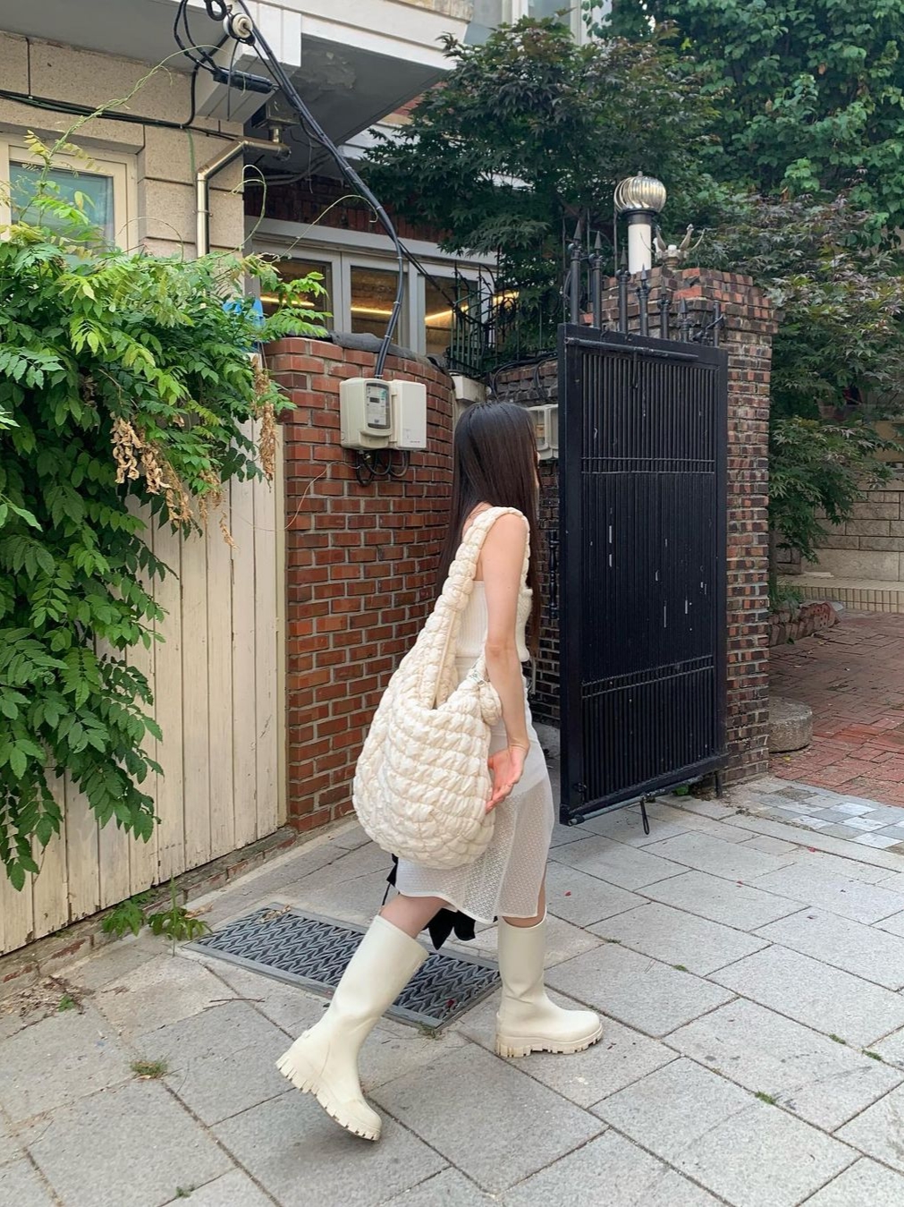 COS Quilted Oversized Shoulder Bag Off White Light Beige 착용 스타일
