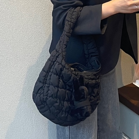 Matin Kim Black Bunny Toy Keyring Black, COS Quilted Mini Bag Black 착용 스타일 - 2
