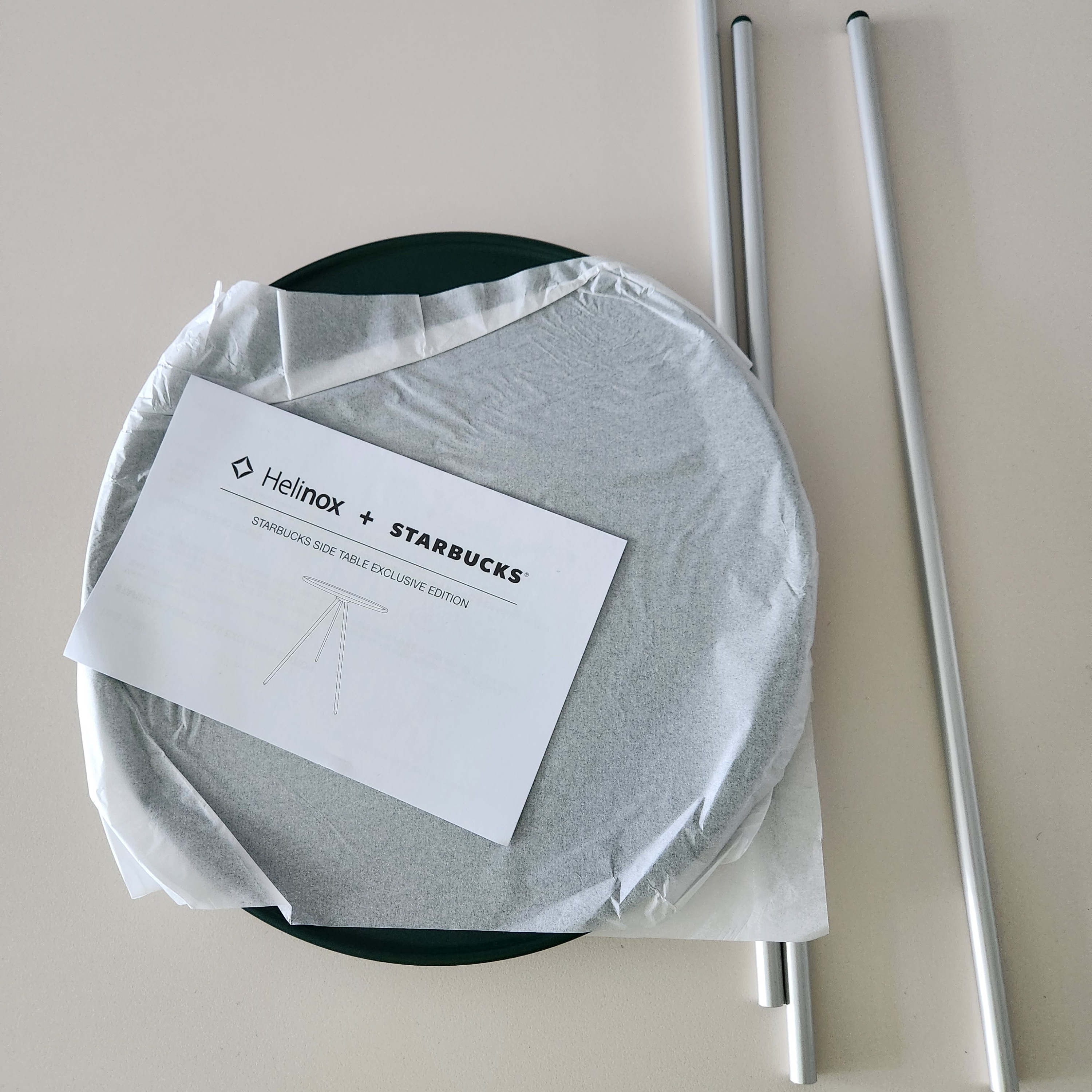 Starbucks x Helinox Side Table Green 착용 스타일 - 4