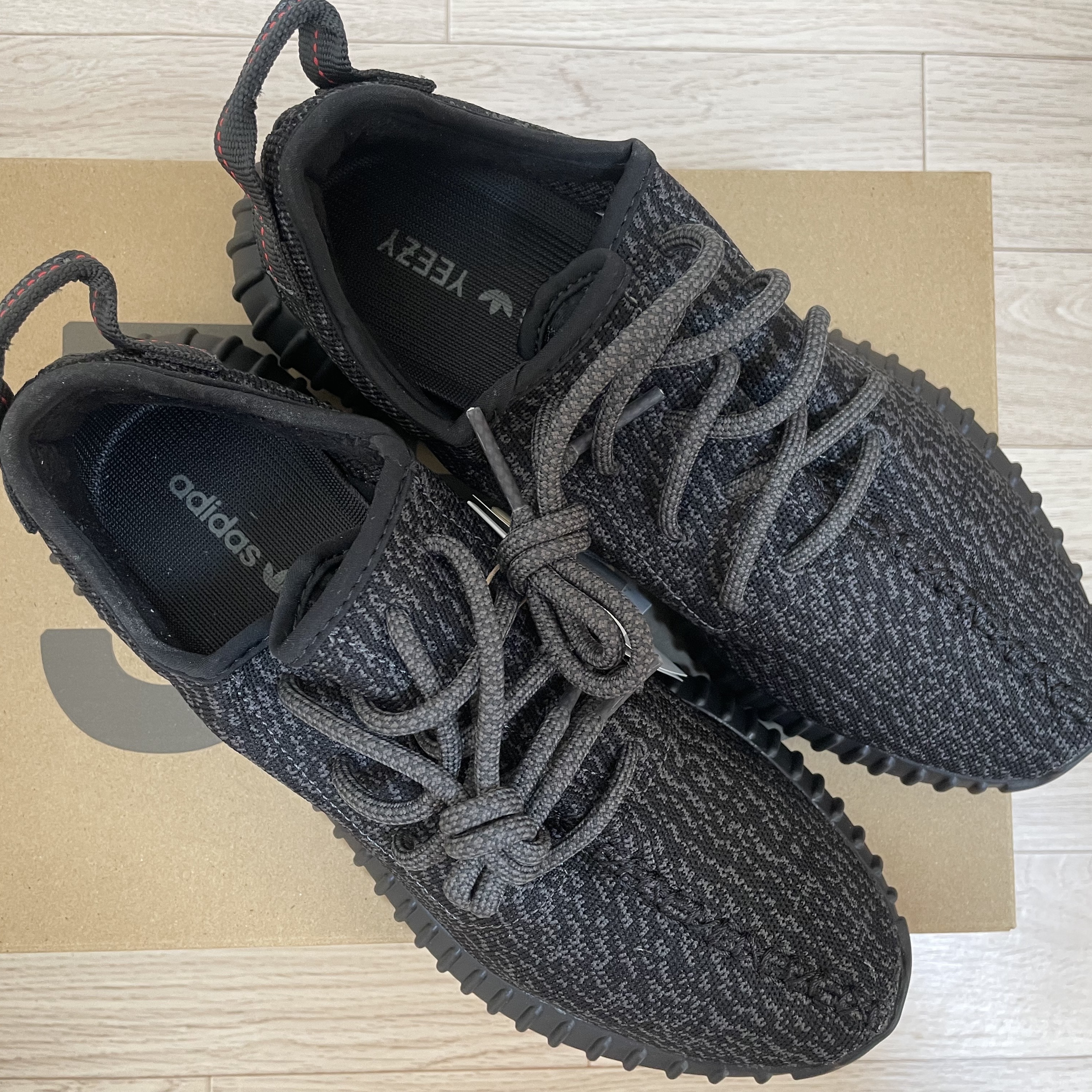 Adidas Yeezy Boost 350 Pirate Black 2023 착용 스타일 - 2