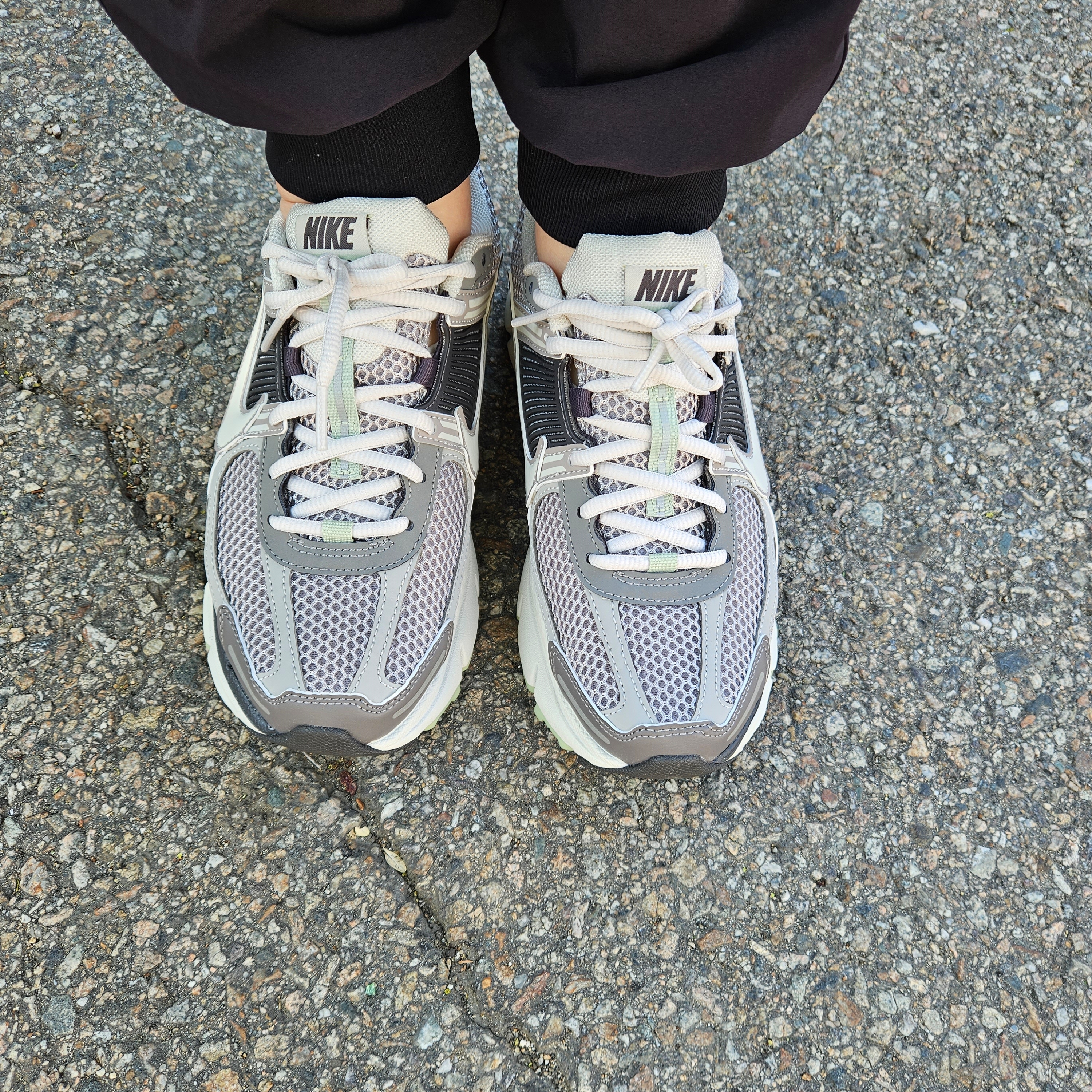 (W) Nike Zoom Vomero 5 Cobblestone and Flat Pewter 착용 스타일