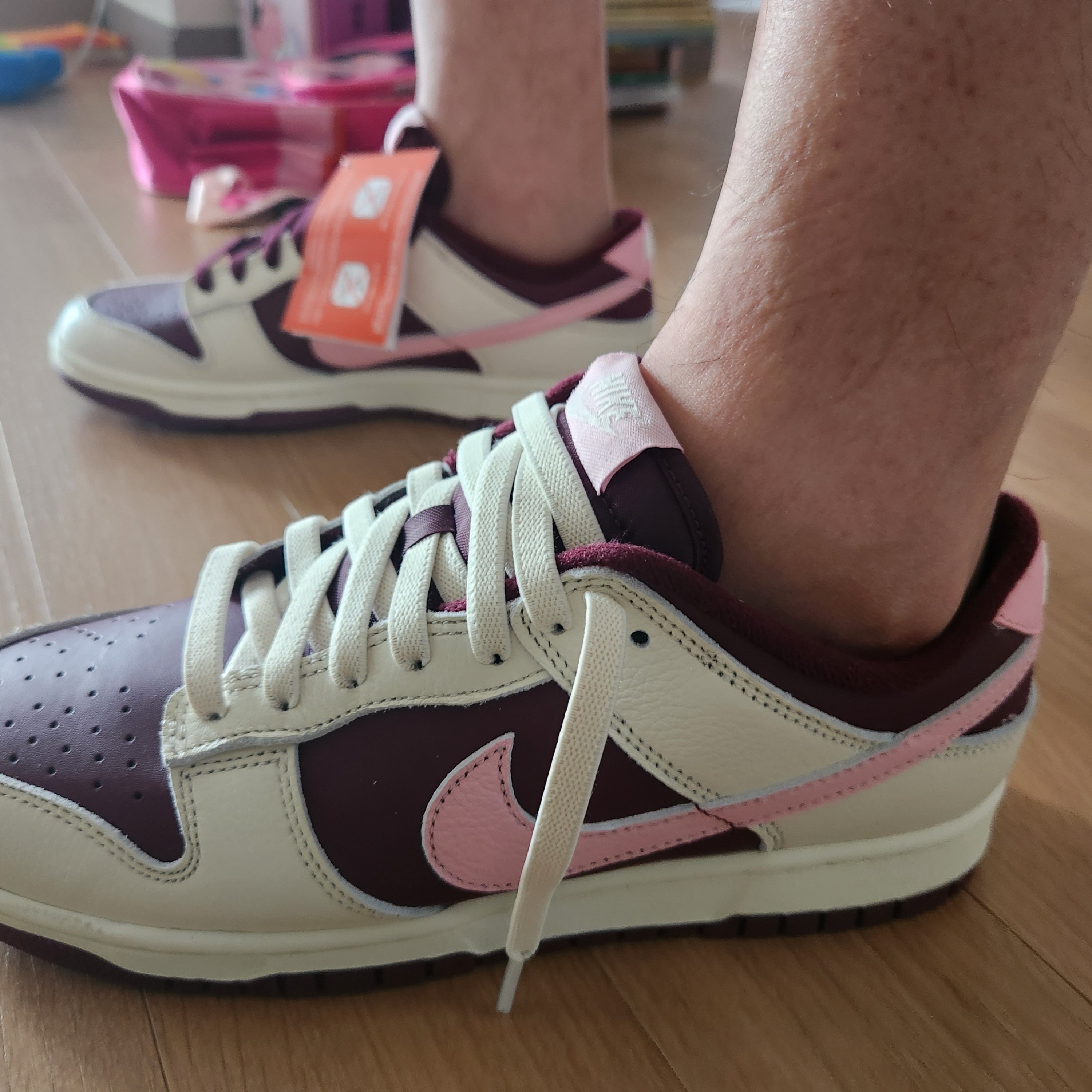 NIke Dunk Low Retro Night Maroon and Medium Soft Pink 착용 스타일 - 2