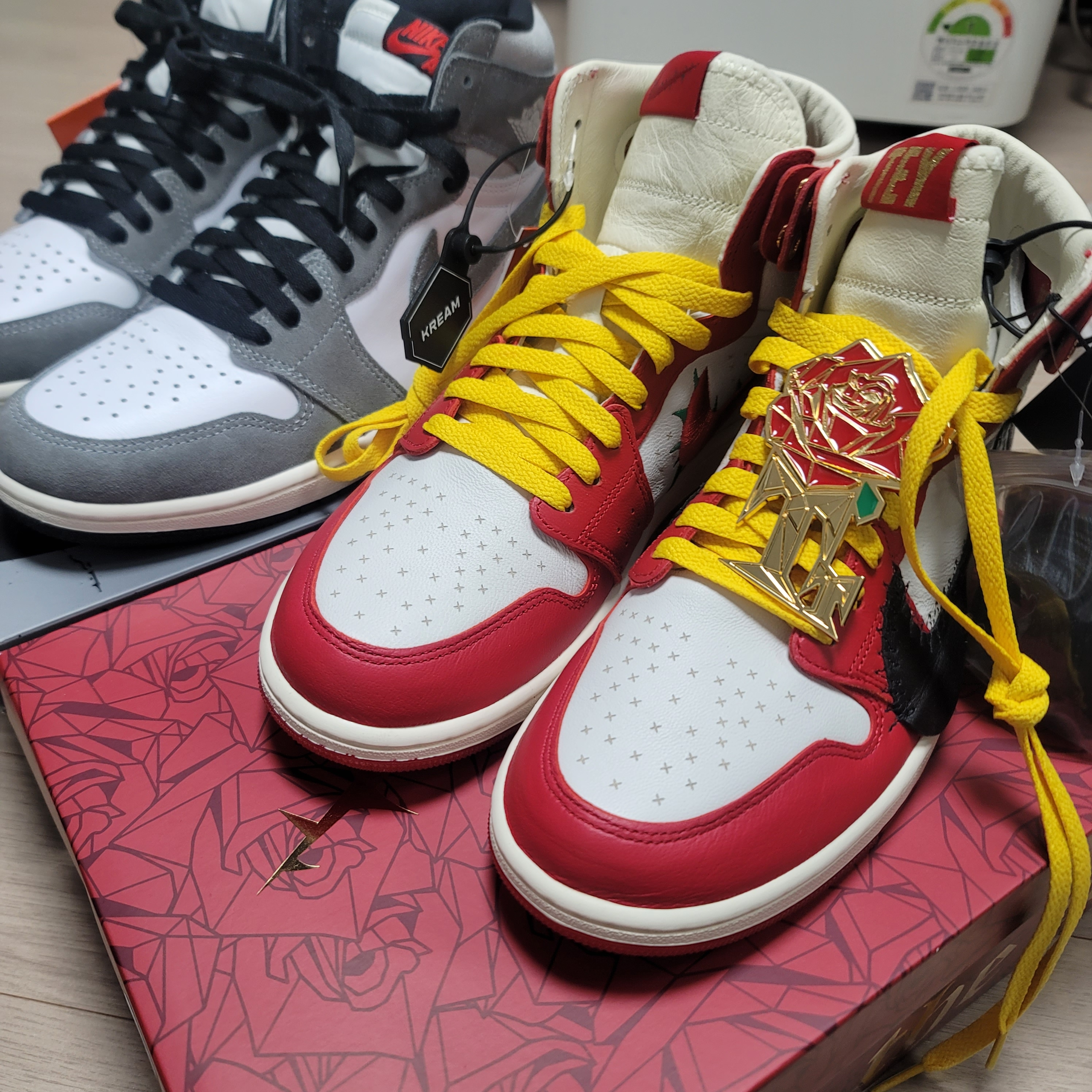 (W) Jordan 1 x Teyana Taylor Zoom CMFT 2 Gym Red, Jordan 1 Retro High OG Black and Smoke Grey 착용 스타일 - 1