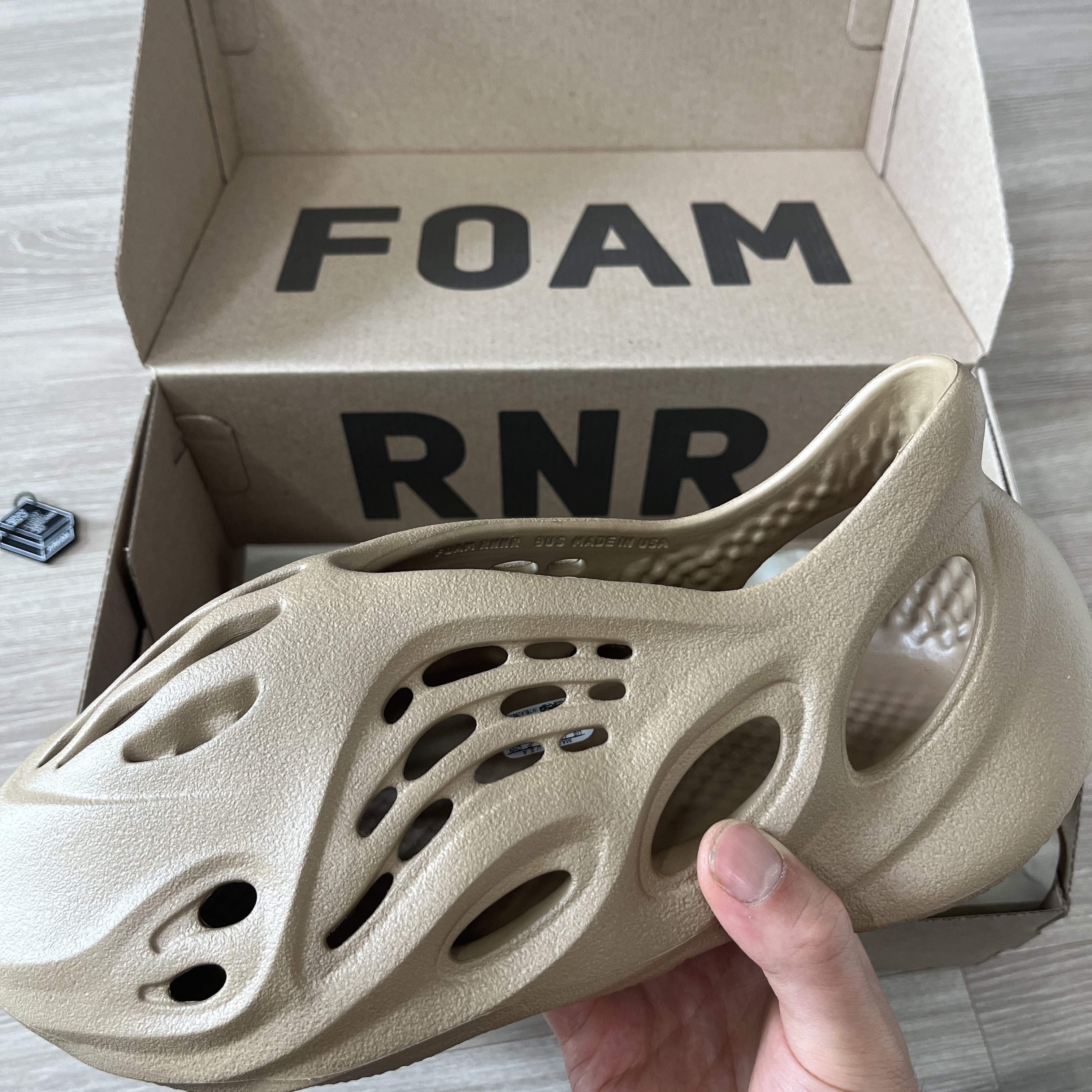 Adidas Yeezy Foam RNNR Clay Taupe 착용 스타일