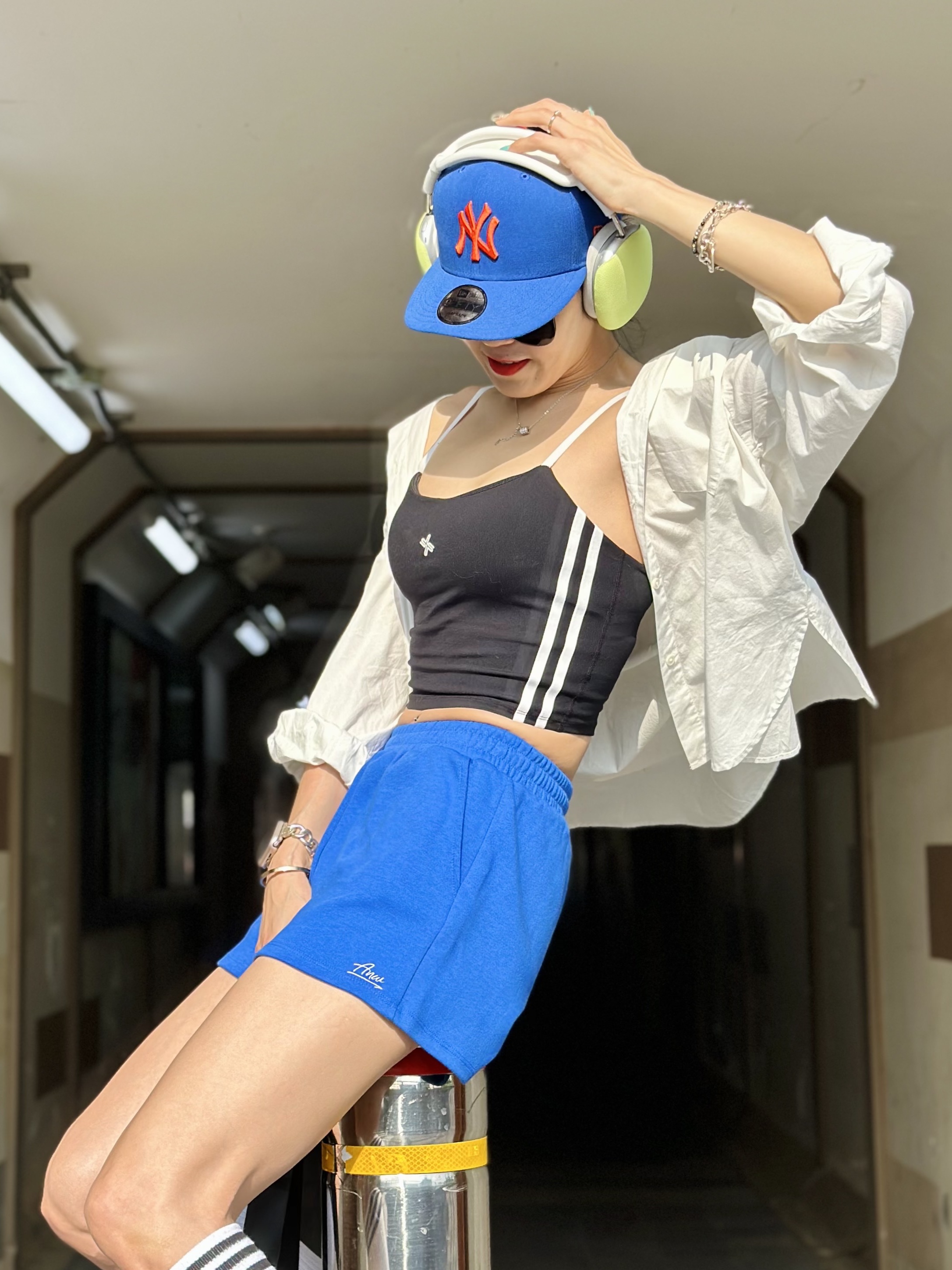 아디다스 이지 부스트 700 이너시아, 애플 에어팟 맥스 라이트닝 실버 (국내 정식 발매 제품) 착용 스타일 - 3