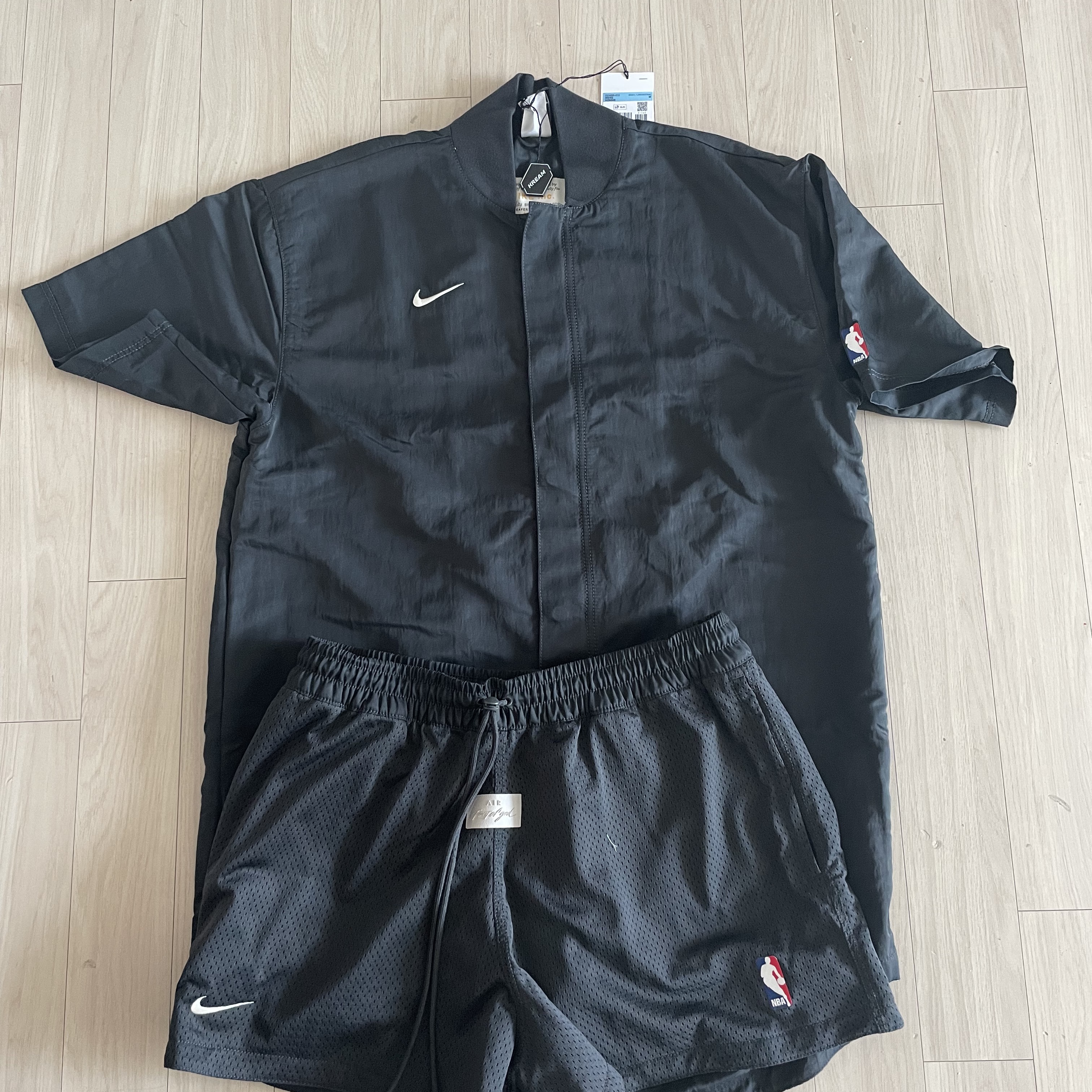 Nike x Fear of God Warm Up Top Off Noir, Nike x Fear of God Basketball Shorts Off Noir 착용 스타일
