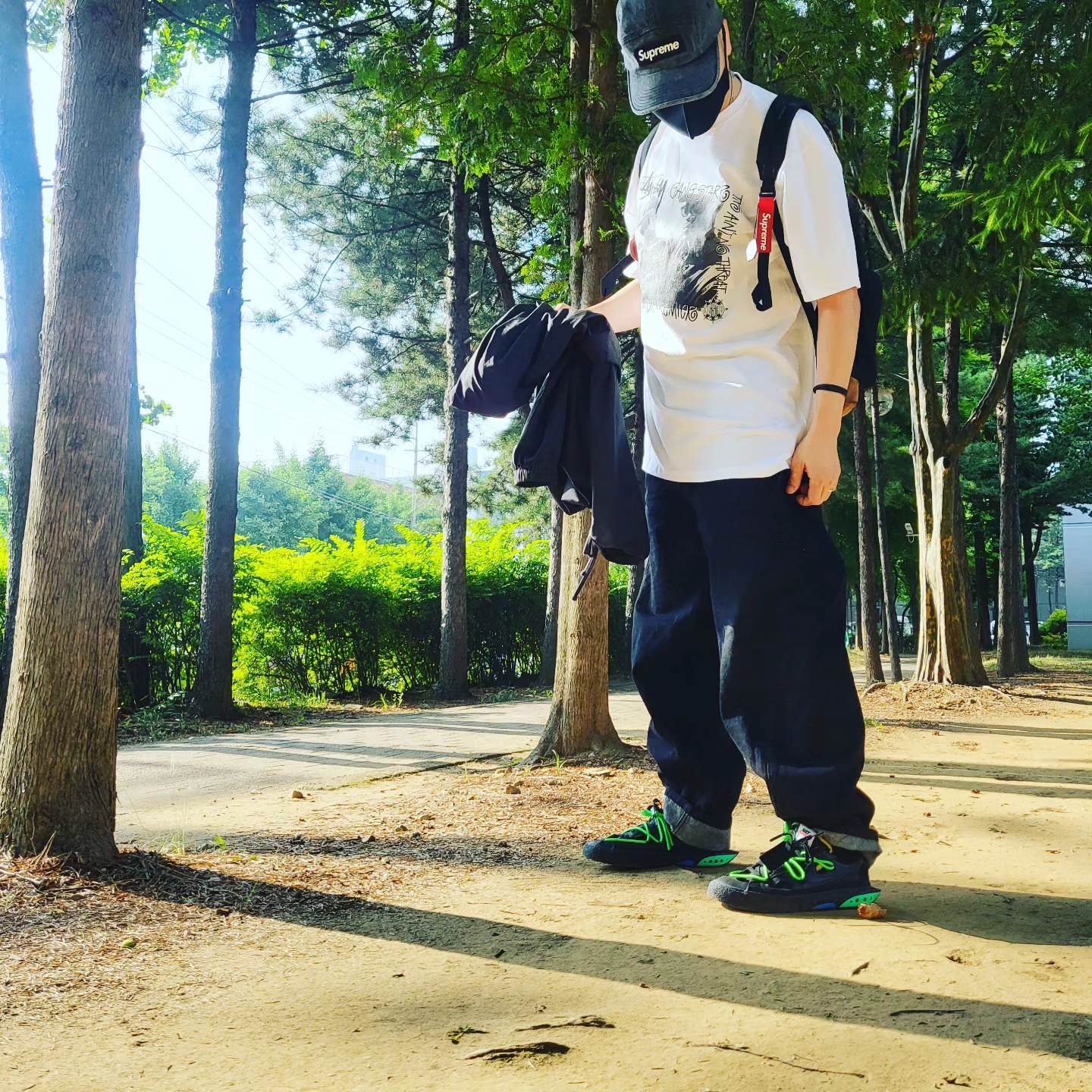 Supreme Denim Camp Cap Washed Black - 22FW, Stussy x Gang Starr Take It Personal T-Shirt White 착용 스타일 - 1