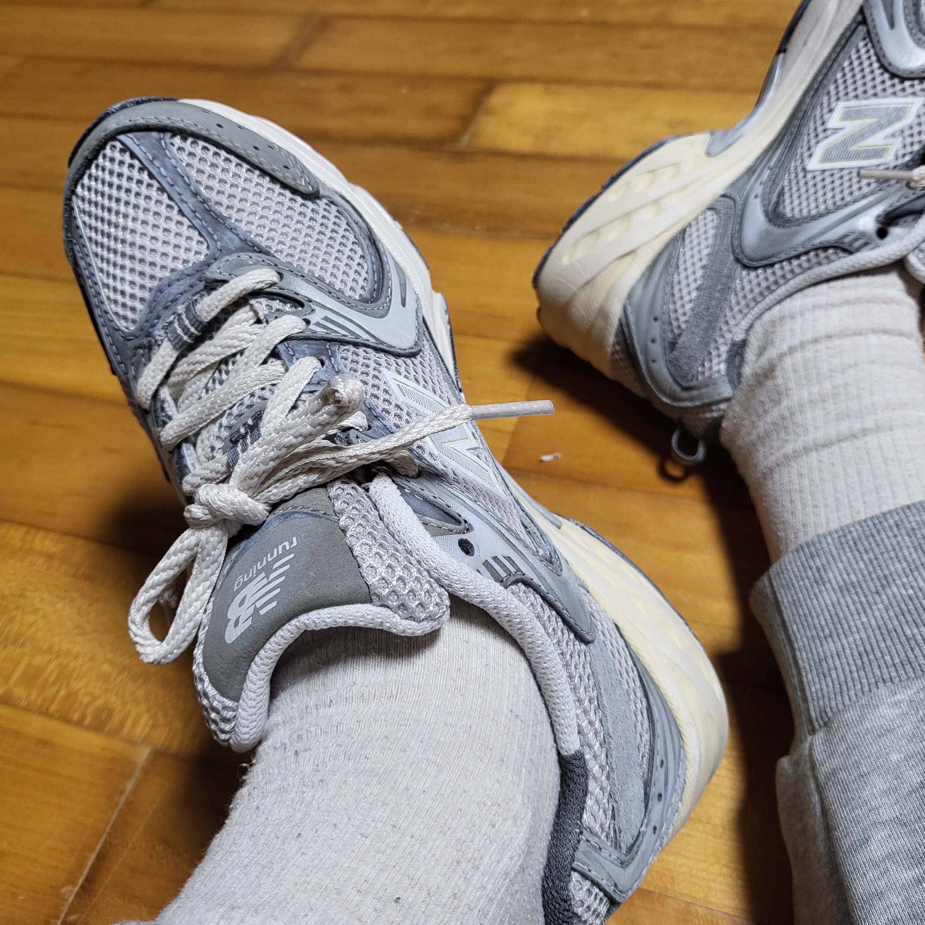 New Balance 530 Premium Vintage Grey Matter 착용 스타일 - 1