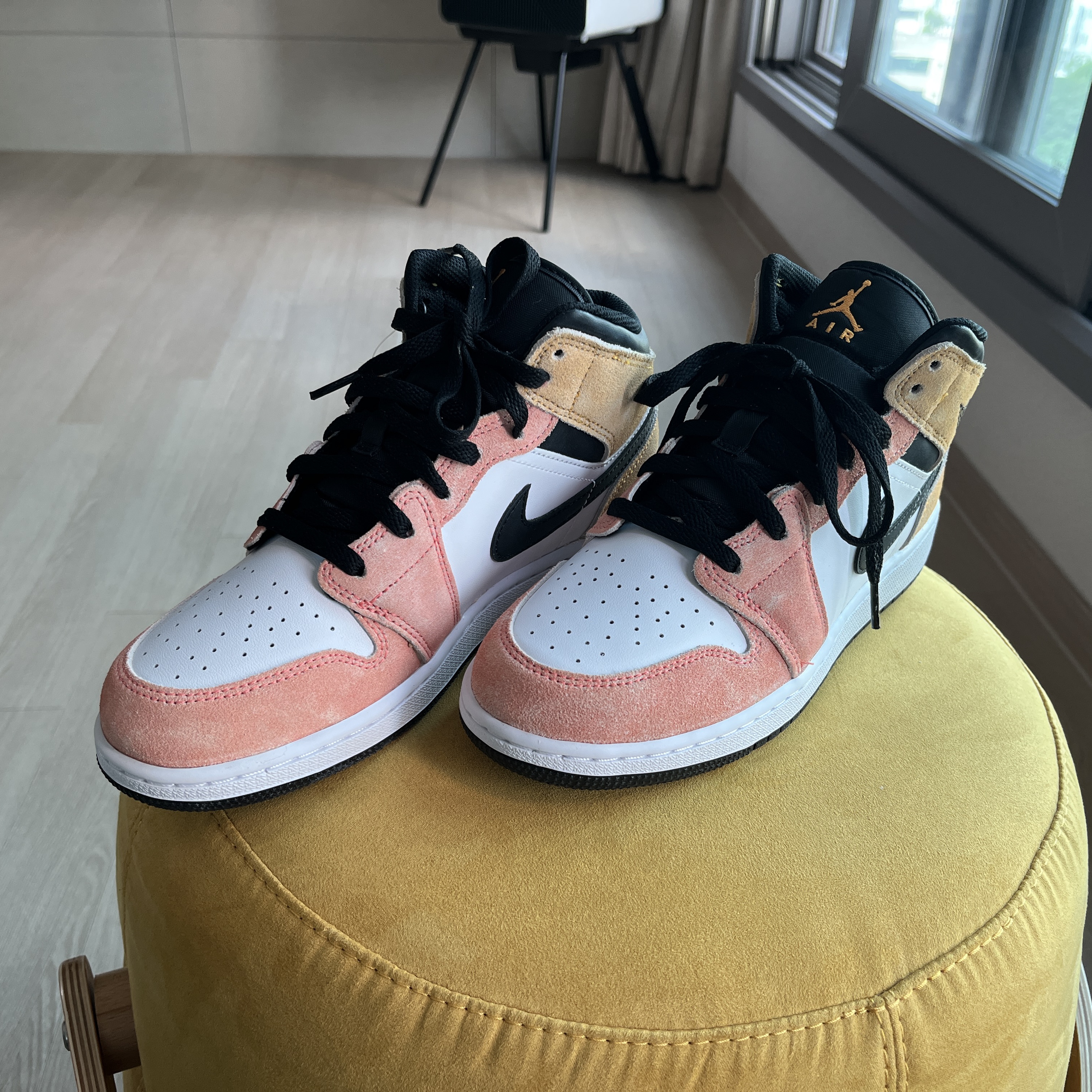 Jordan 1 Mid SE Magic Ember Sundial 착용 스타일