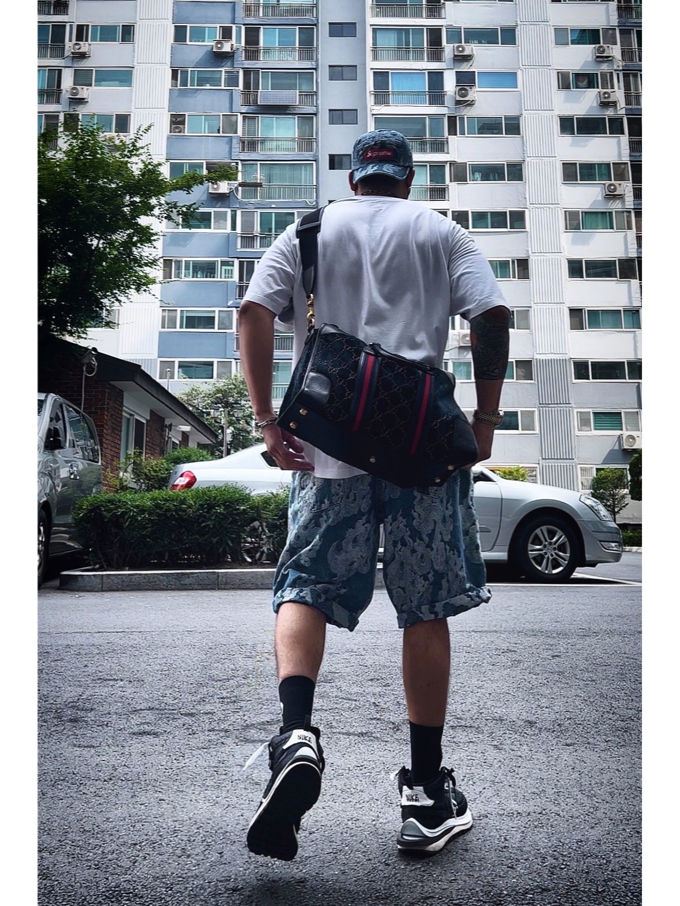 Supreme Flames Jacquard Denim Camp Cap Washed Indigo - 23SS, Supreme Flames Jacquard Baggy Denim Shorts Washed Indigo - 23SS 착용 스타일 - 2