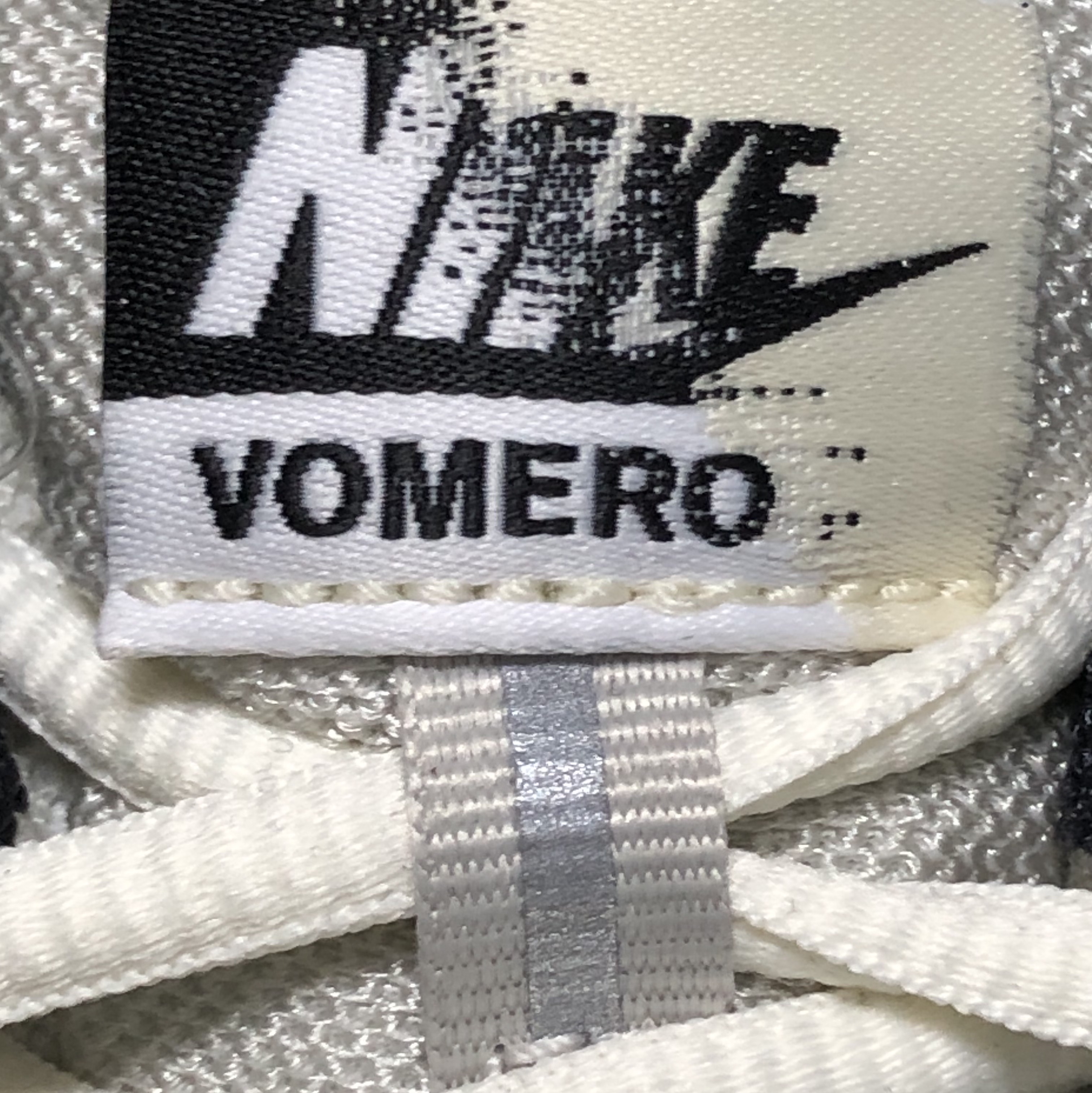 (W) Nike Zoom Vomero 5 Wolf Grey and Black 착용 스타일