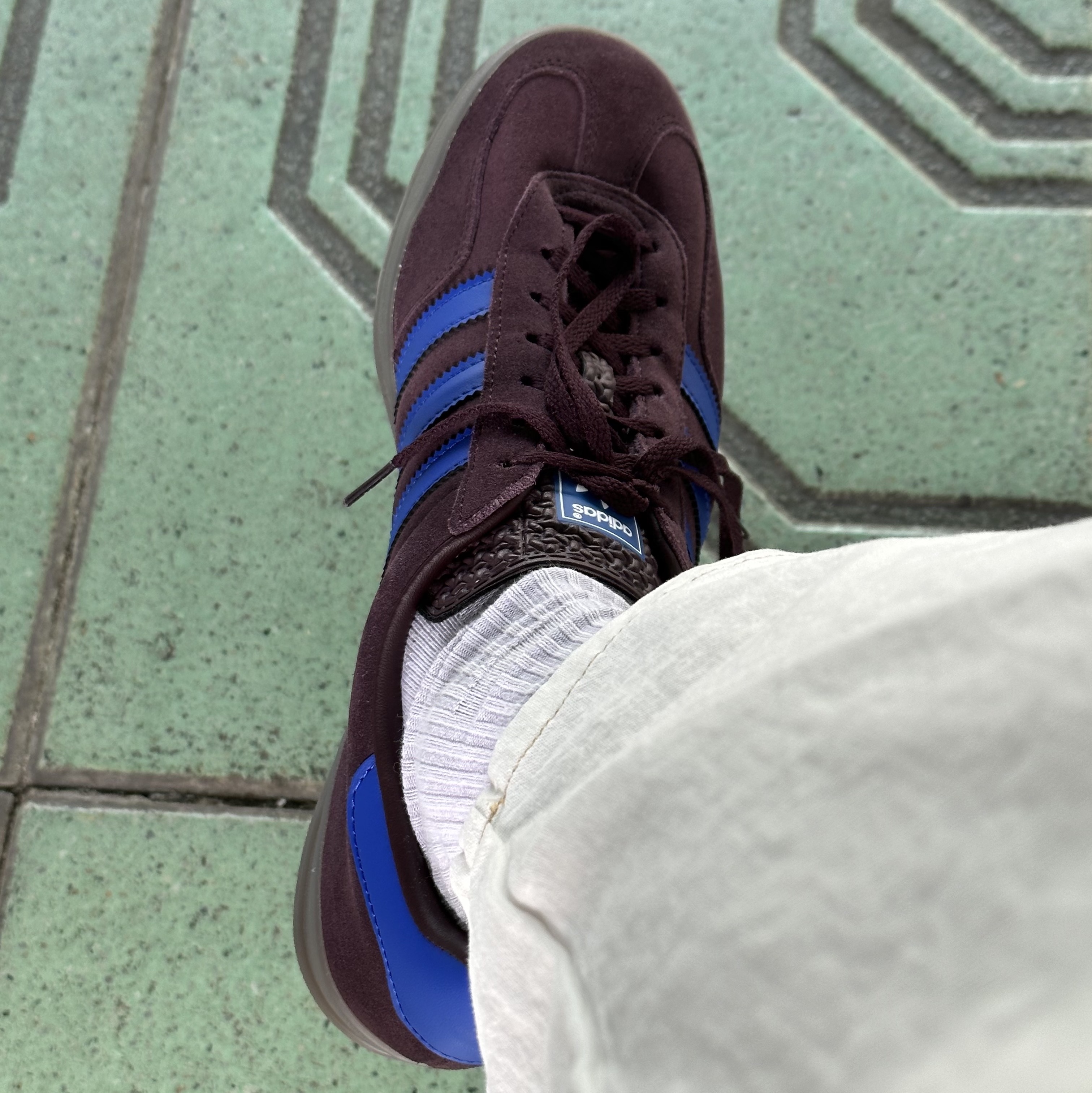 Adidas Gazelle Indoor Shadow Maroon 착용 스타일