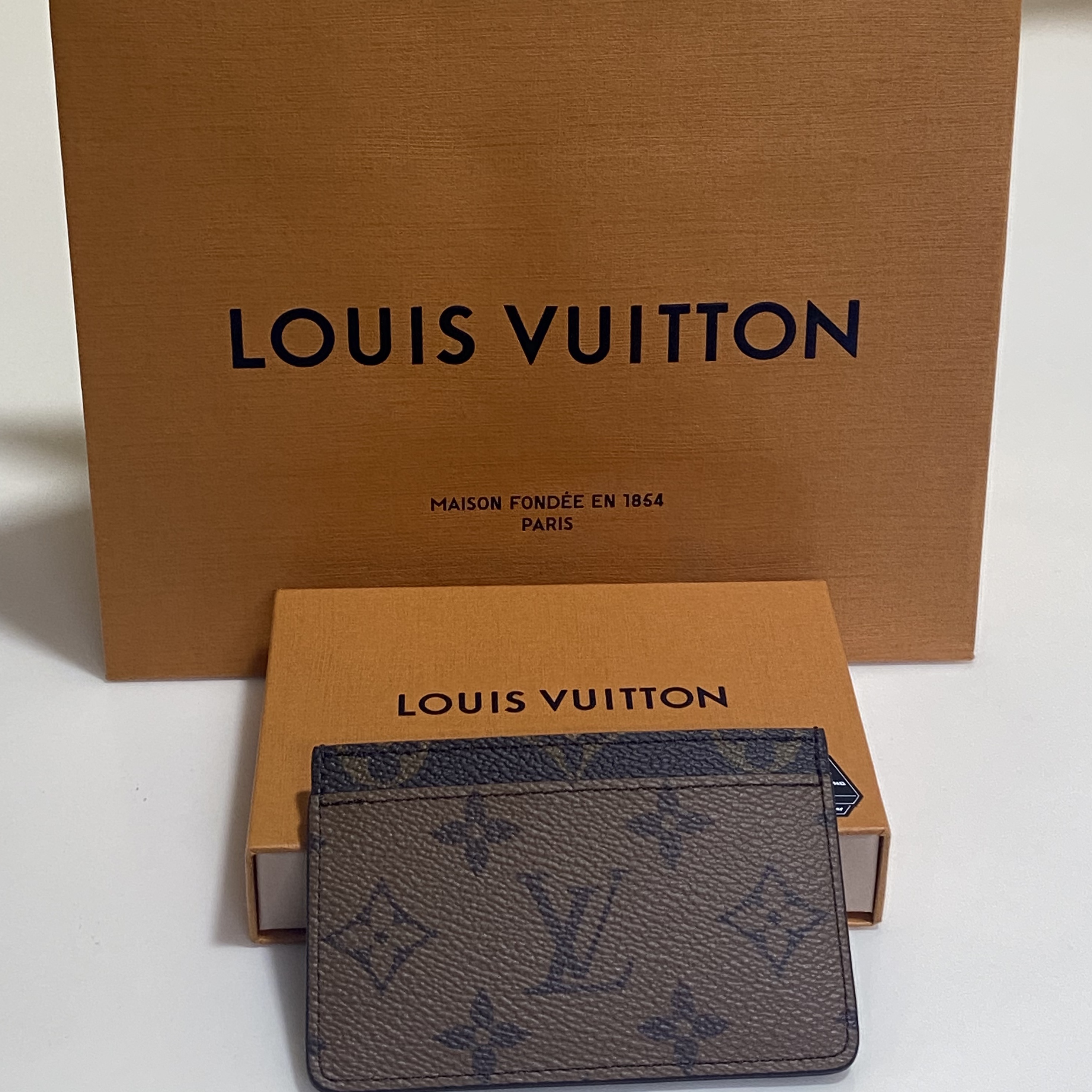 Louis Vuitton Card Holder Monogram and Monogram Reversed 착용 스타일