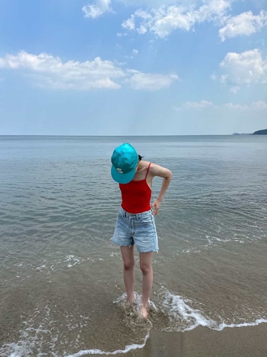 사파리스팟 엠블럼 패치 사틴 캡 터콰이즈 착용 스타일