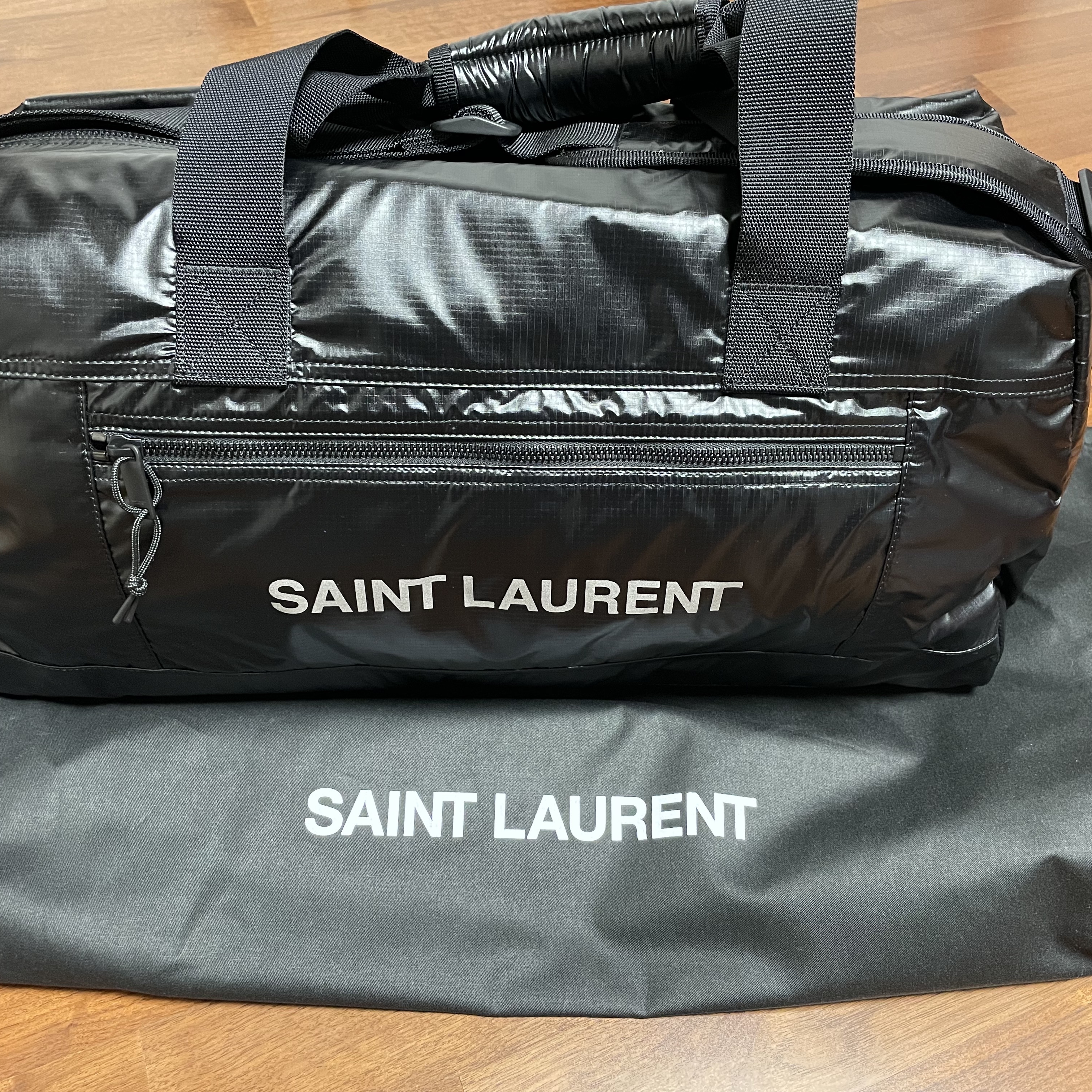 Saint Laurent Nylon Nuxx Duffle Bag Black Platinum 착용 스타일