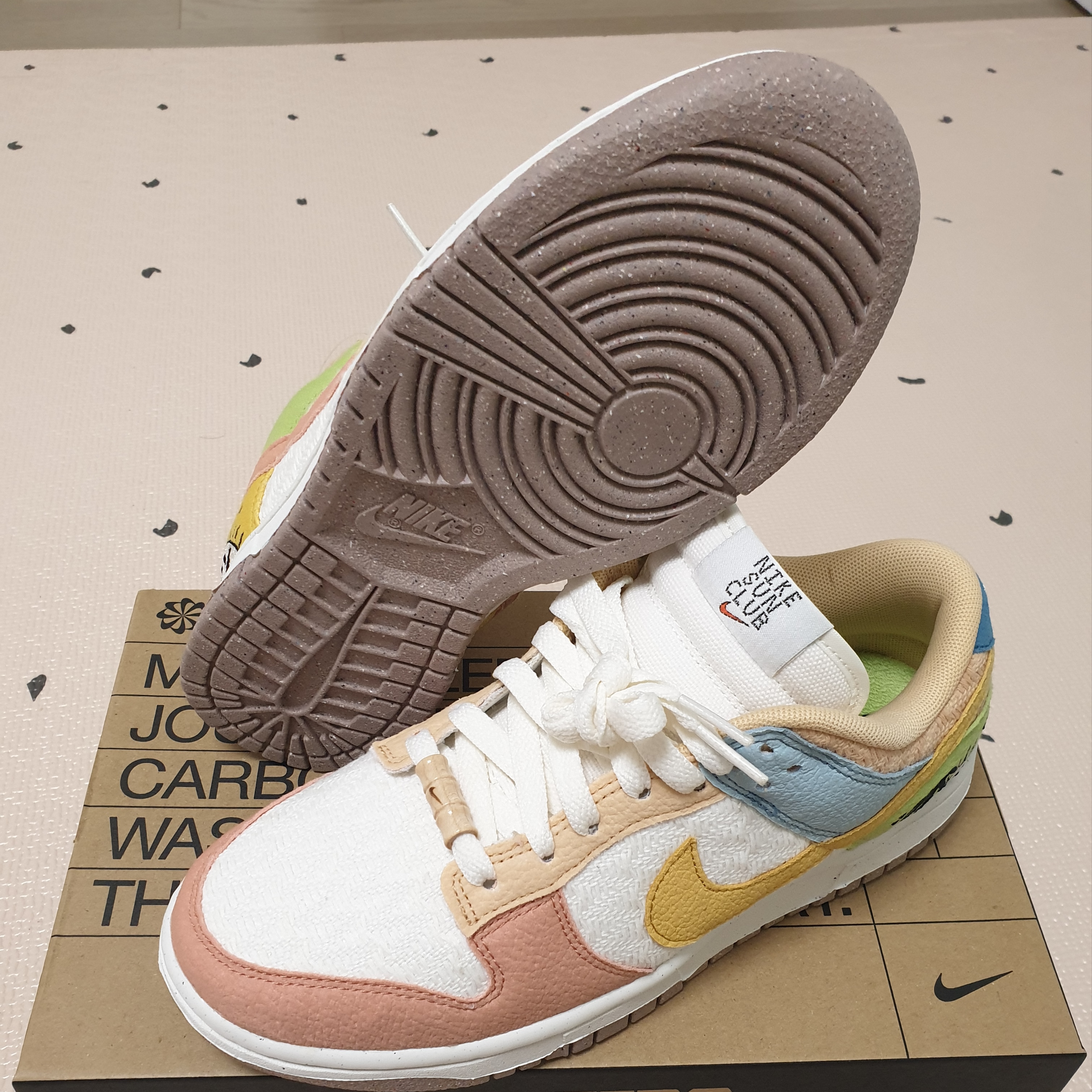 (W) Nike Dunk Low SE Sun Club Sanded Gold 착용 스타일 - 2