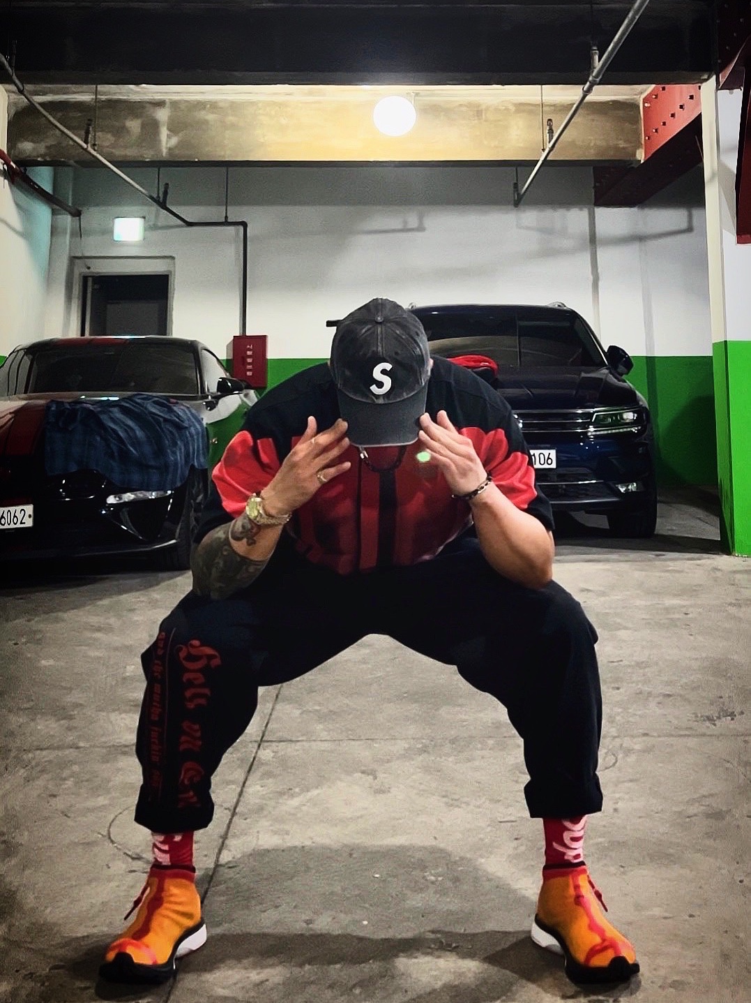 Supreme Pigment Canvas S Logo 6-Panel Black - 23SS, Supreme Bleed Logo S/S Top Black - 20FW 착용 스타일 - 2