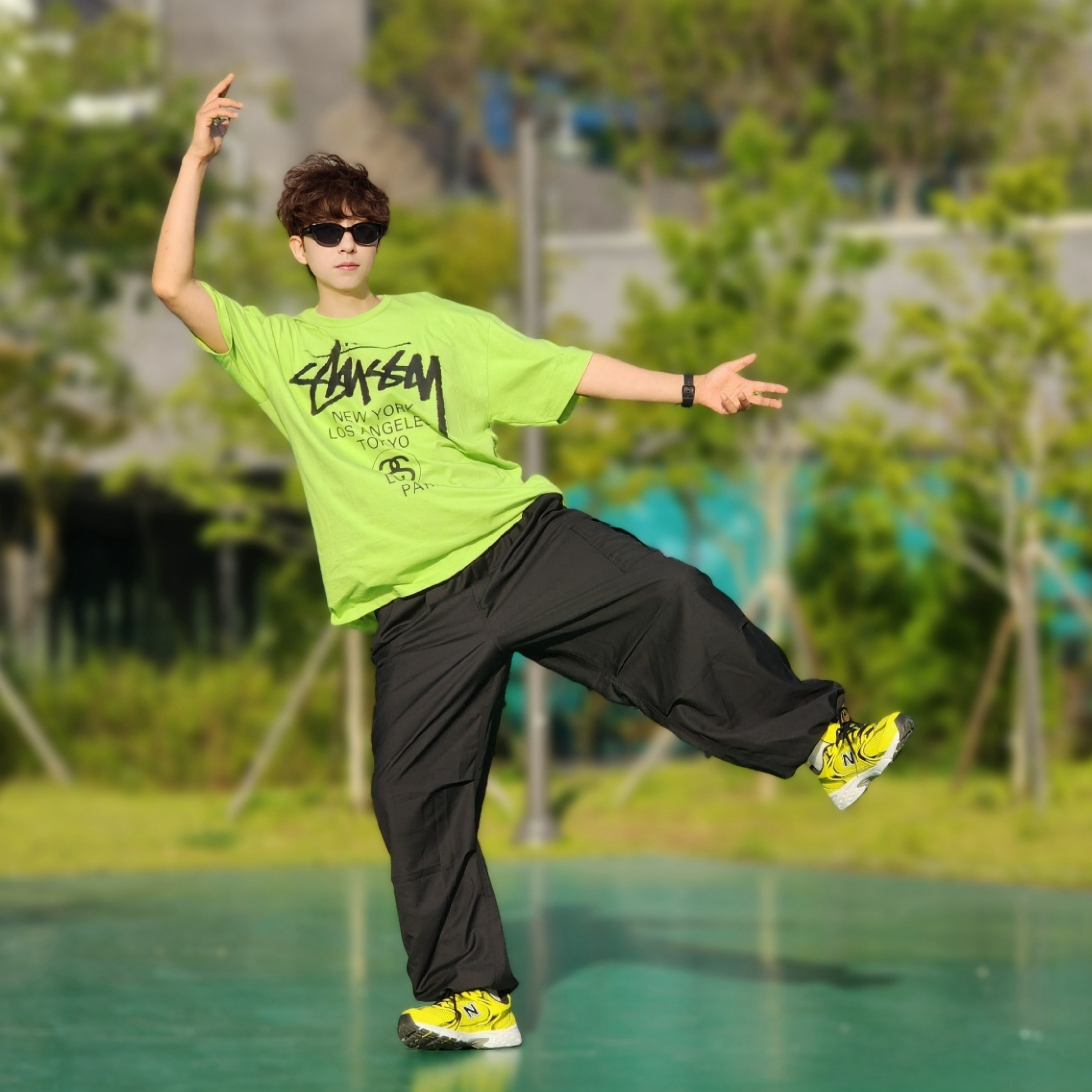 Stussy World Tour T-Shirt Tea 2023, New Balance 530 Yellow 착용 스타일 - 3